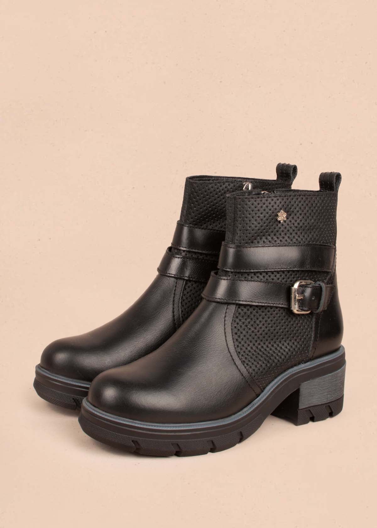 Botines en cuero color negro con perforaciones y correas 104889