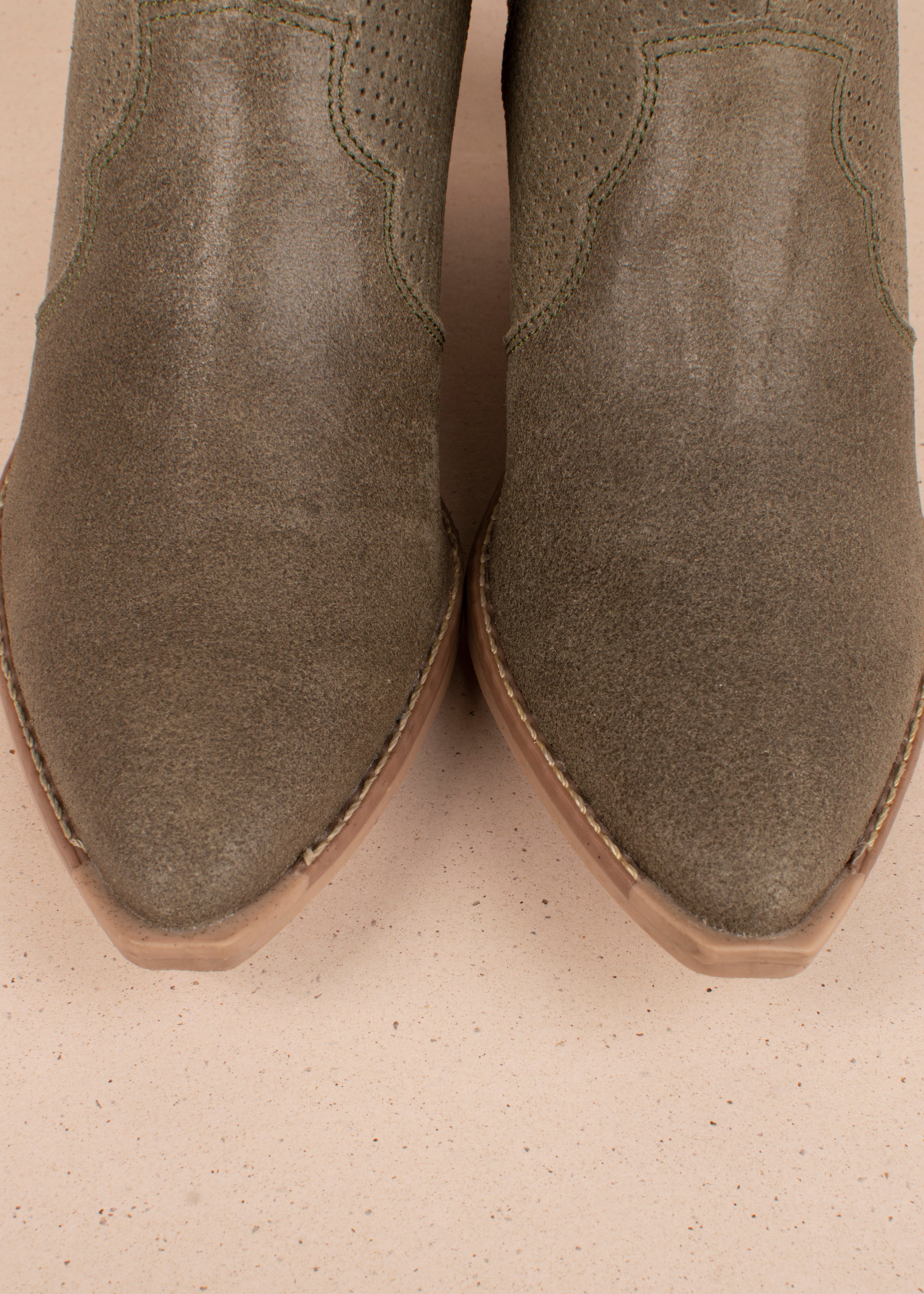 Botines en cuero color verde con perforaciones y cierre 104892