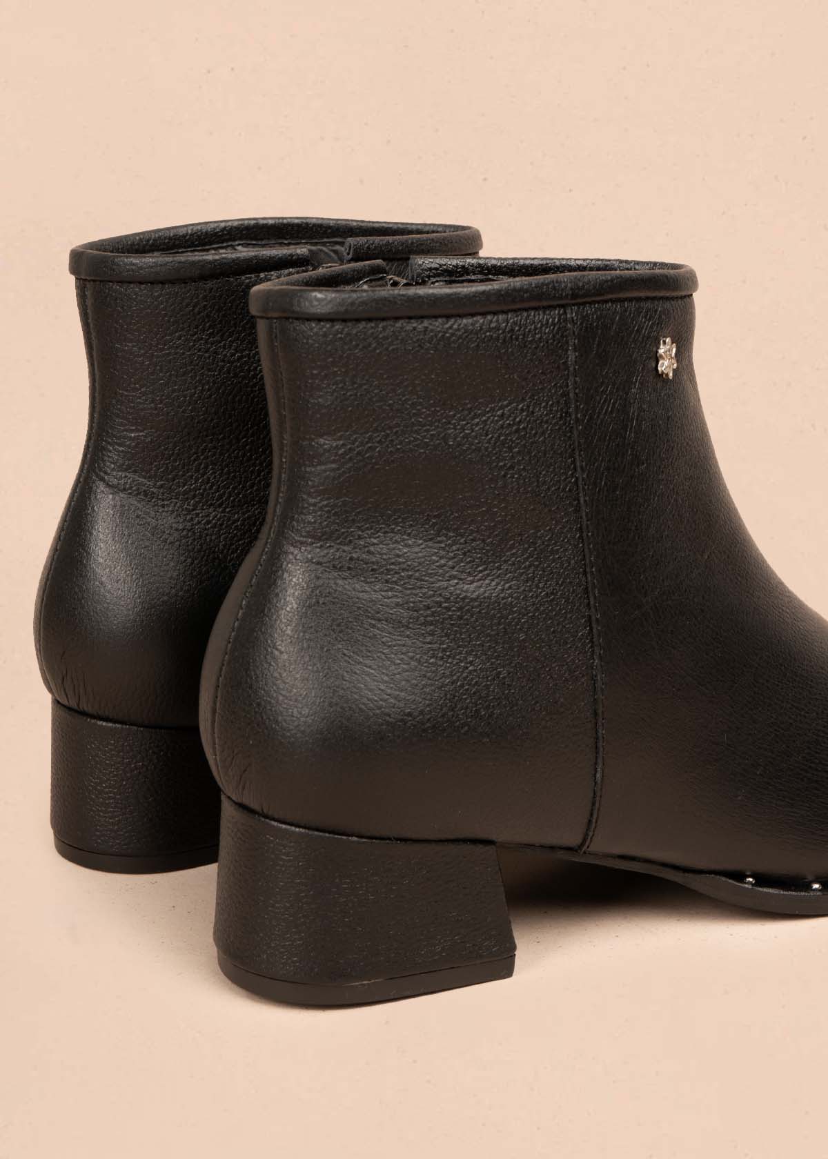 Botines en cuero color negro con cierre lateral 104893