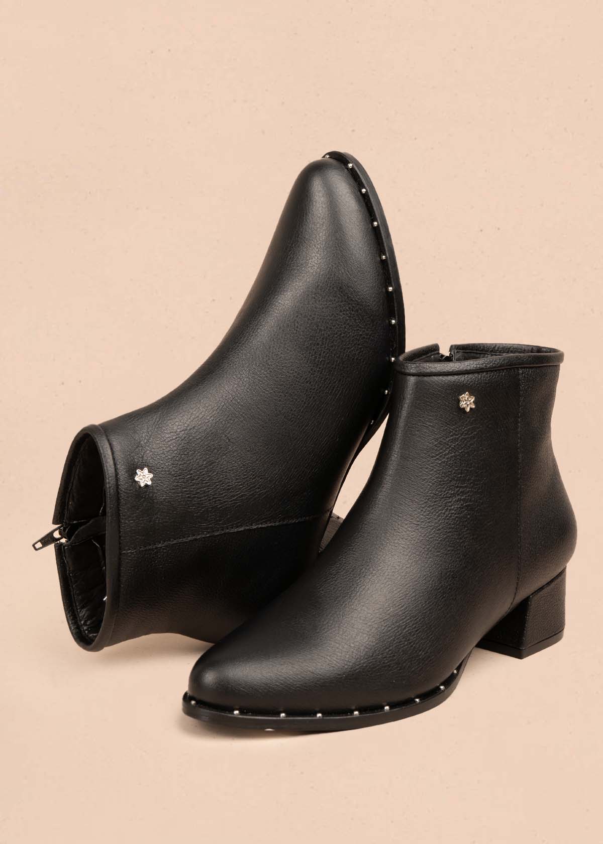 Botines en cuero color negro con cierre lateral 104893