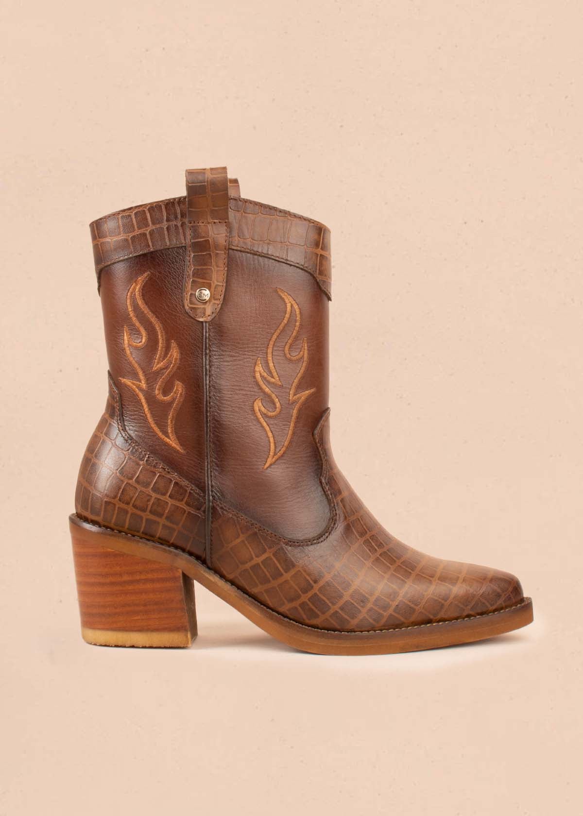 Botas texanas en cuero color café con bordado 104899