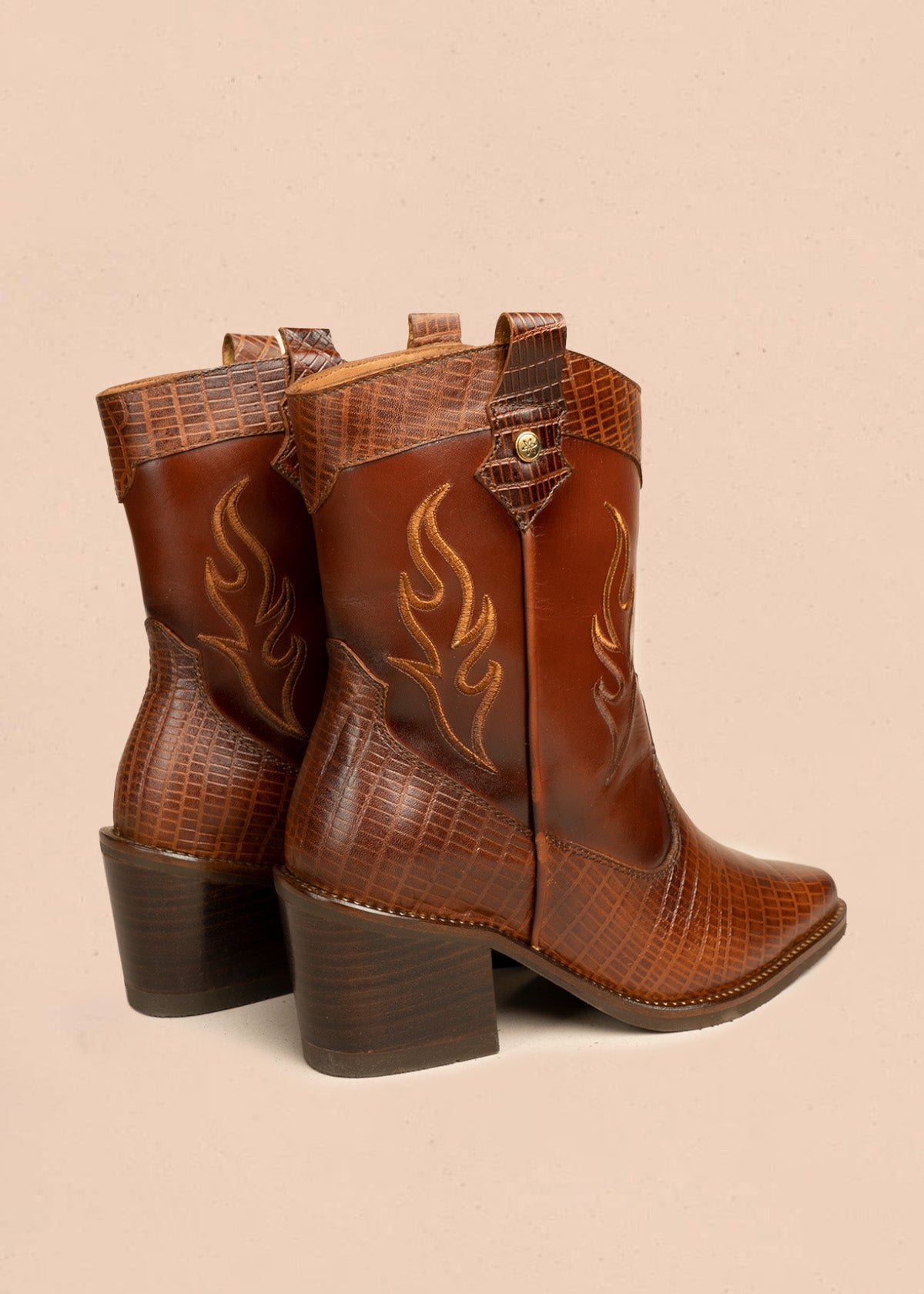 Botas texanas en cuero color café con bordado 104899