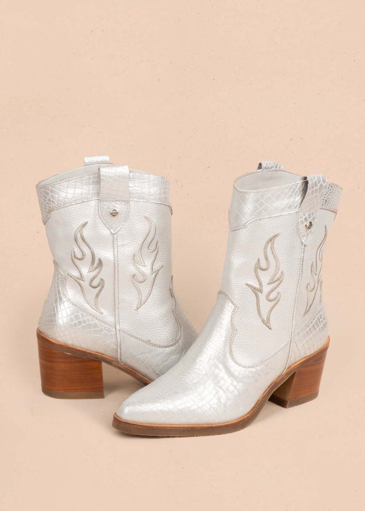 Botas texanas en cuero color plata con bordado y folia 104899