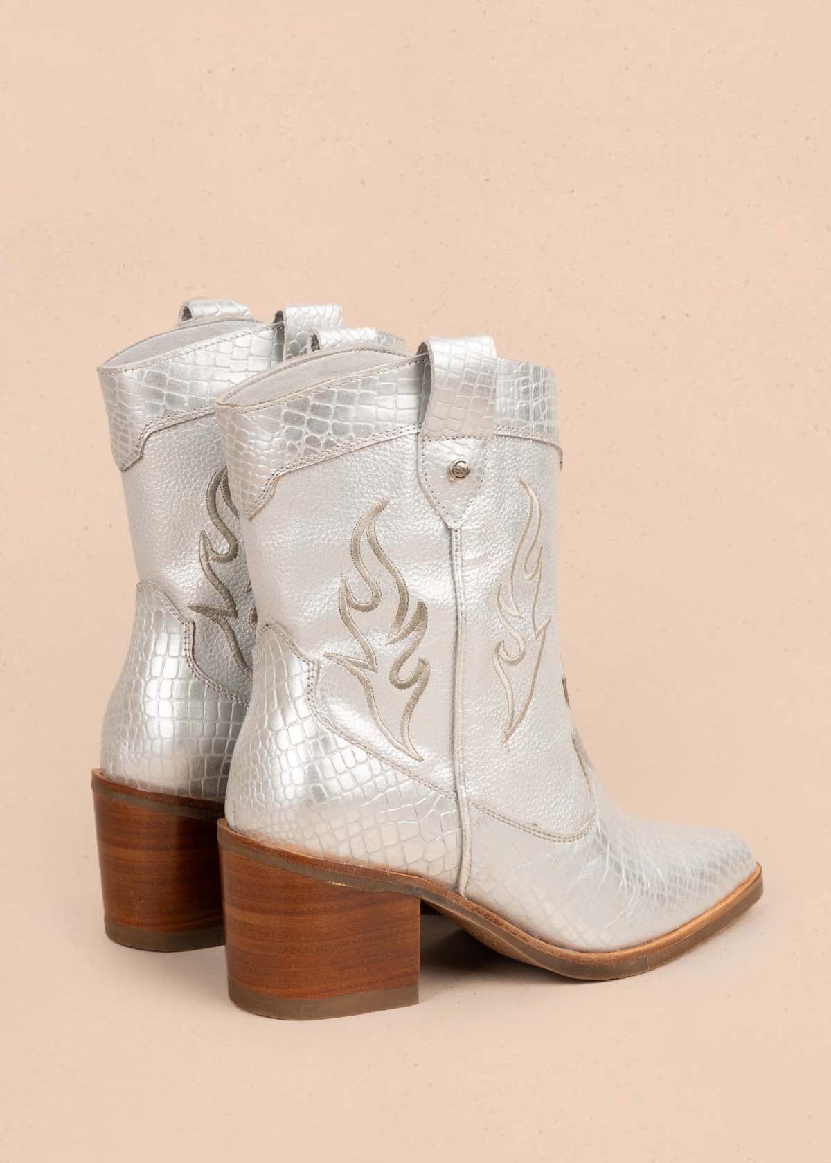 Botas texanas en cuero color plata con bordado y folia 104899
