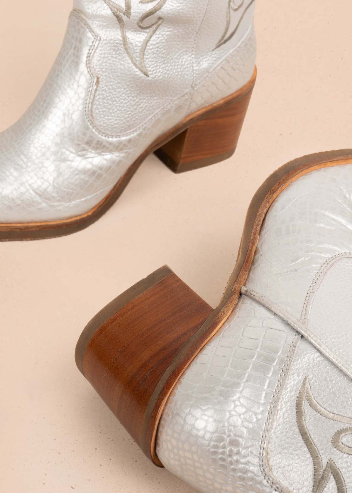 Botas texanas en cuero color plata con bordado y folia 104899