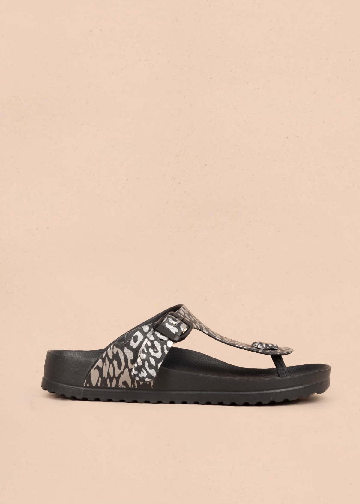 Sandalias planas color negro animal print 104905