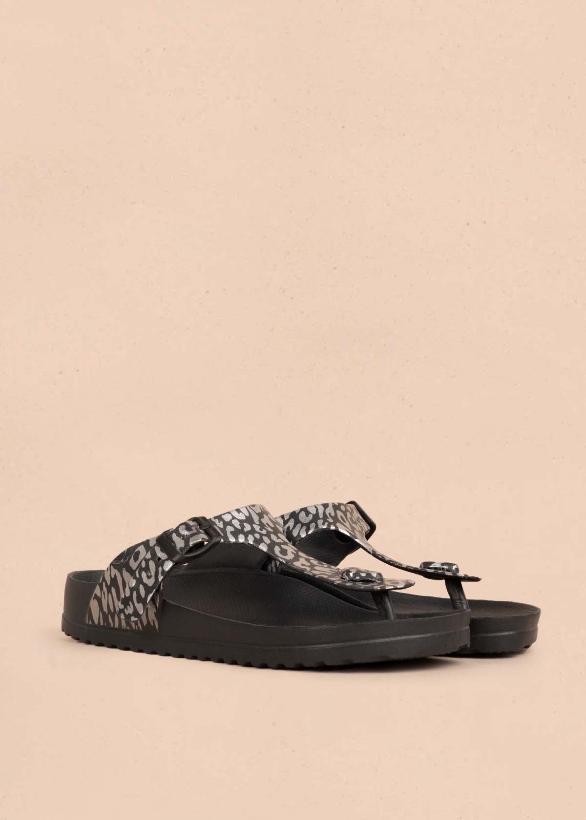 Sandalias planas color negro animal print 104905
