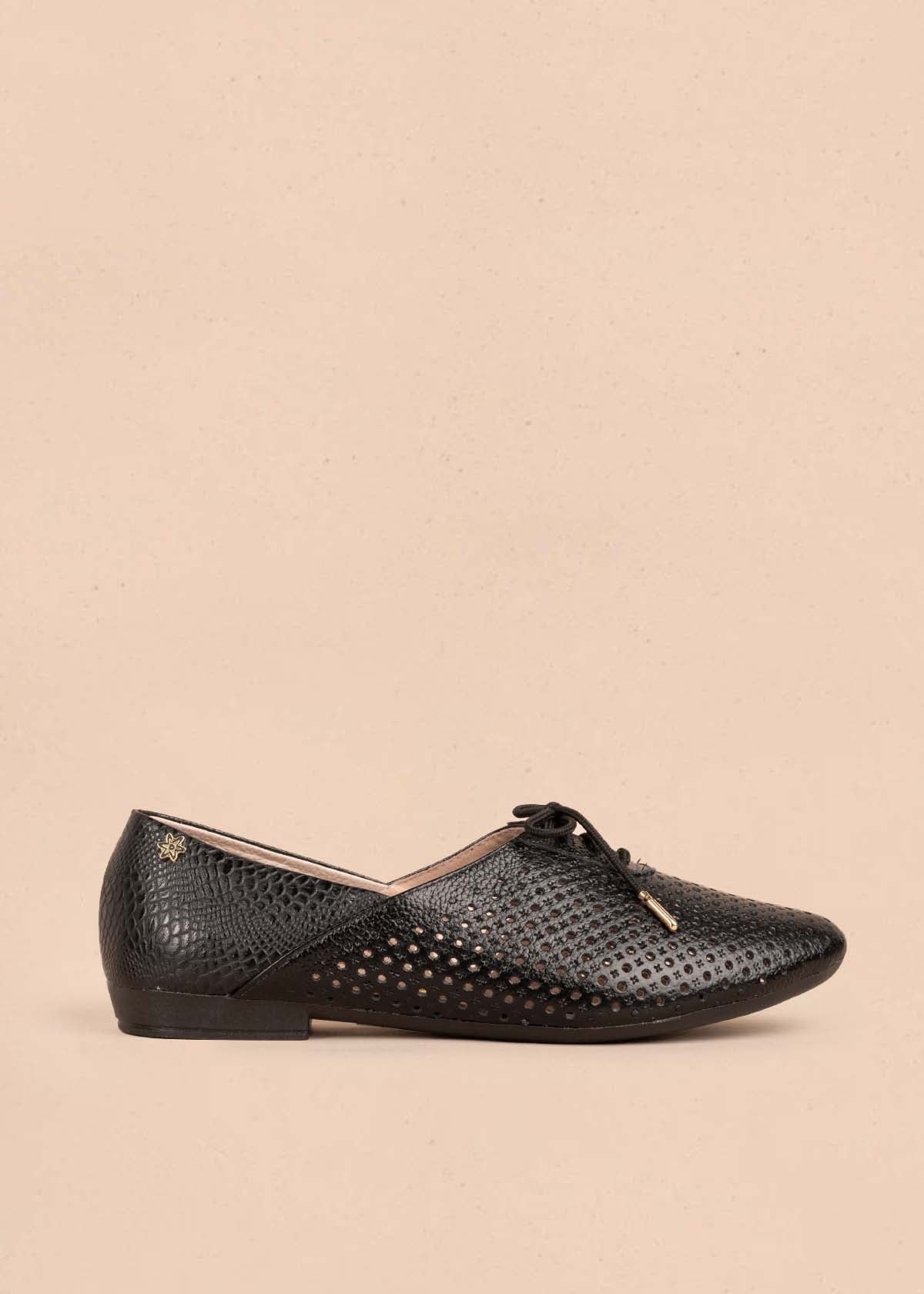 Zapatos cerrados en cuero color negro con perforaciones y moño 104916
