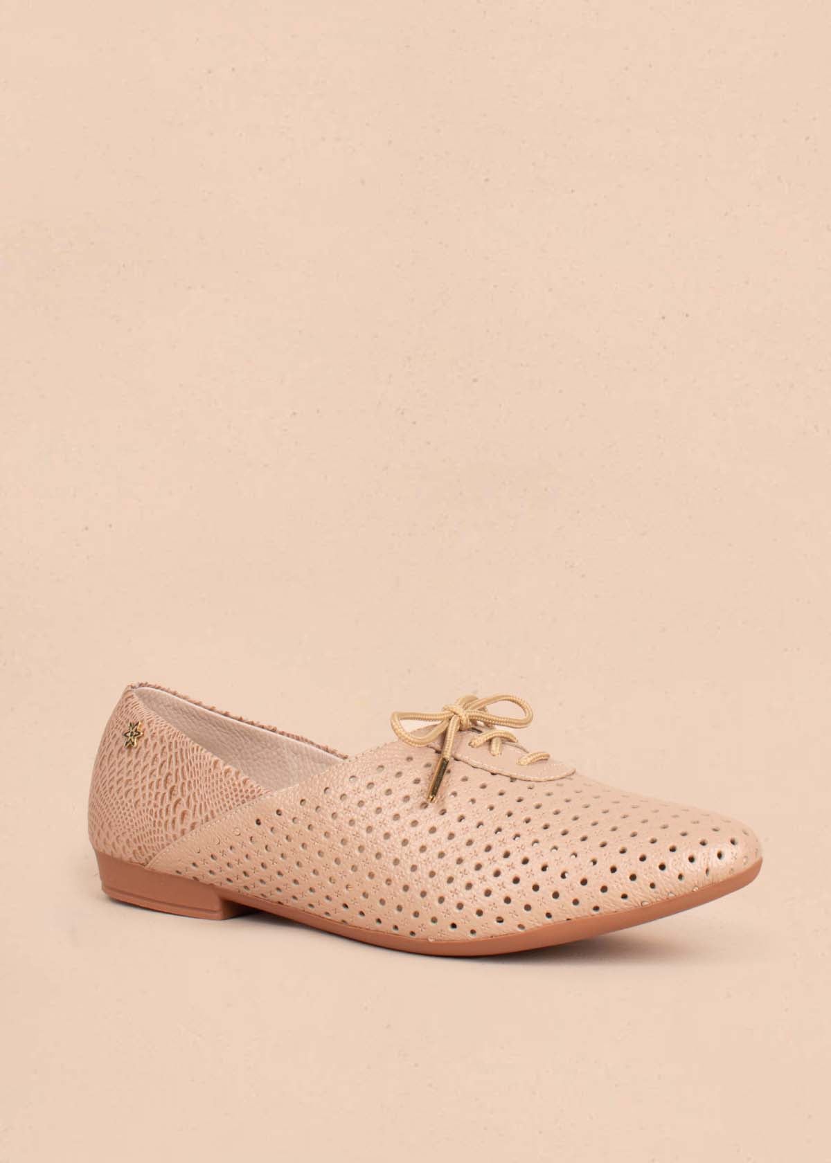 Zapatos cerrados en cuero color taupe con perforaciones y moño 104916