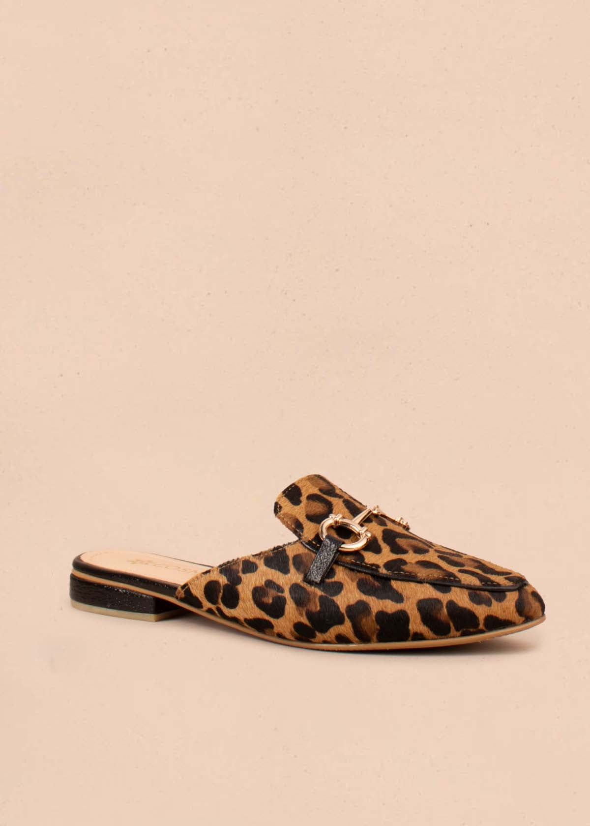 Zuecos en cuero color animal print con herraje dorado 104989