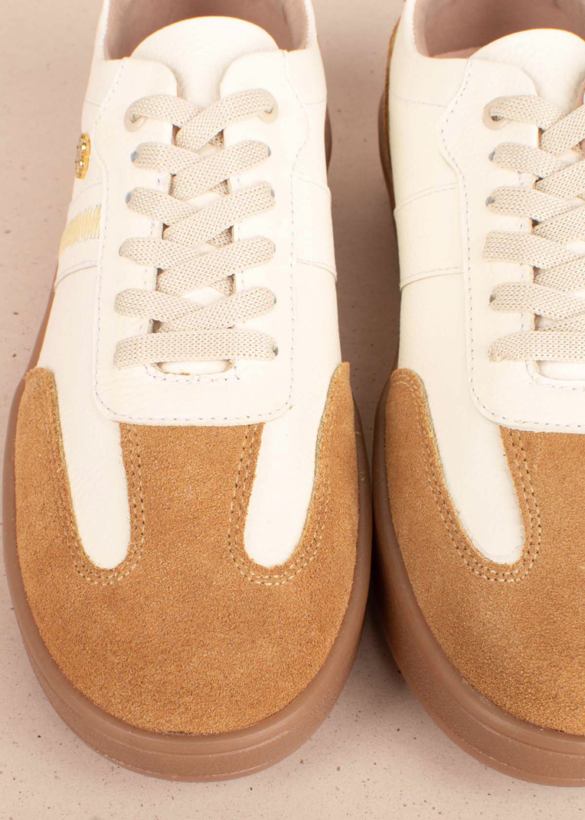 Tenis casuales en cuero color talco 104998
