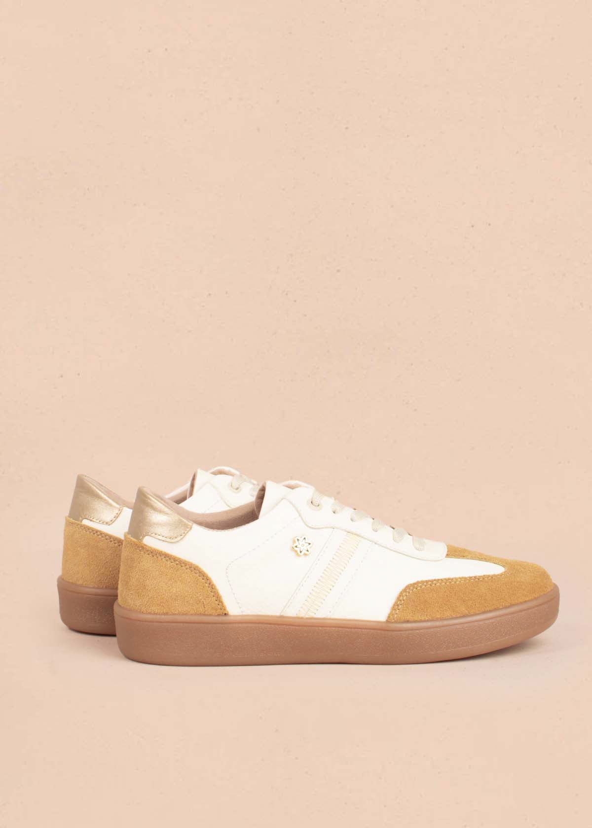 Tenis casuales en cuero color talco 104998