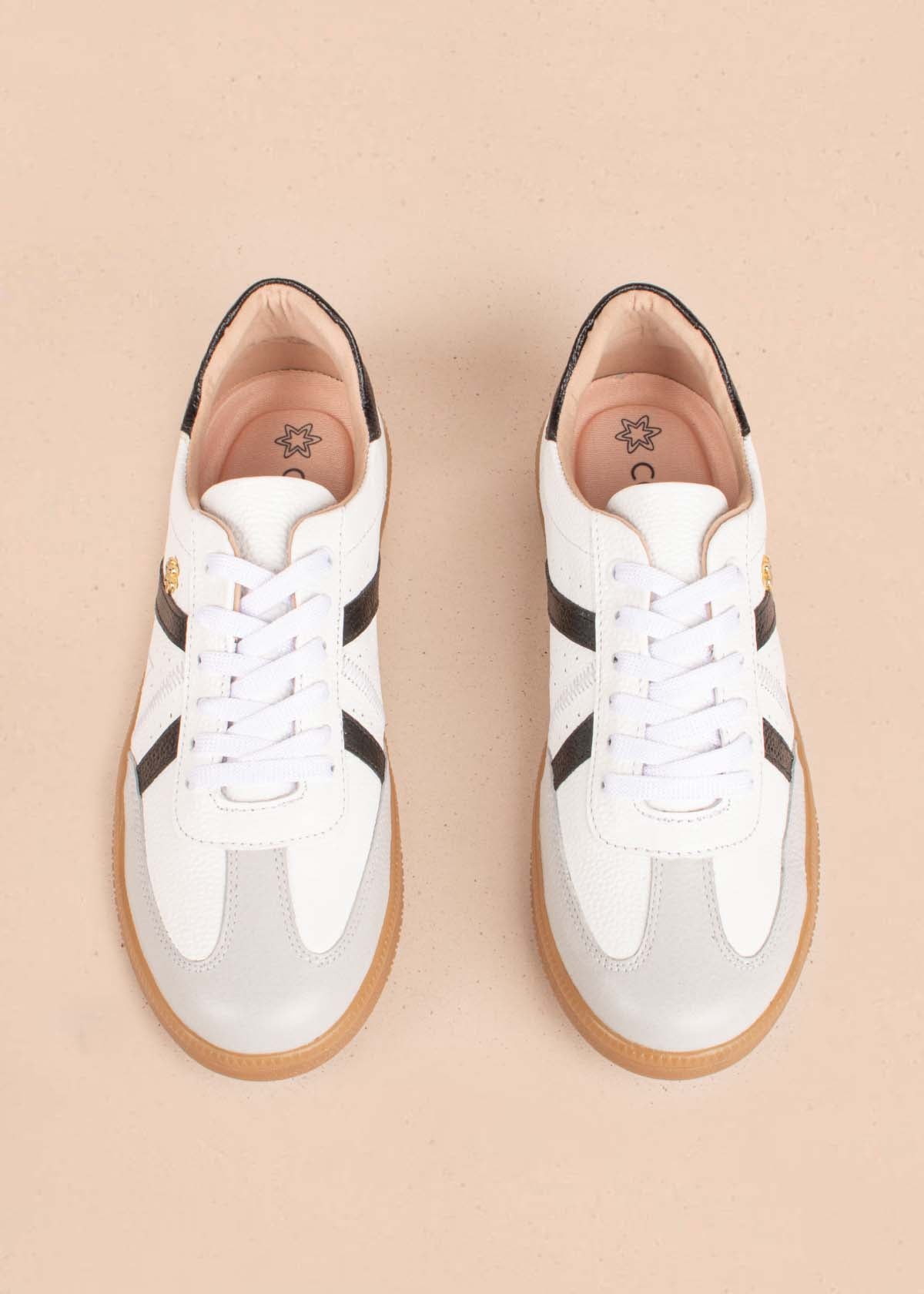 Tenis casuales en cuero color blanco detalles negros 104999