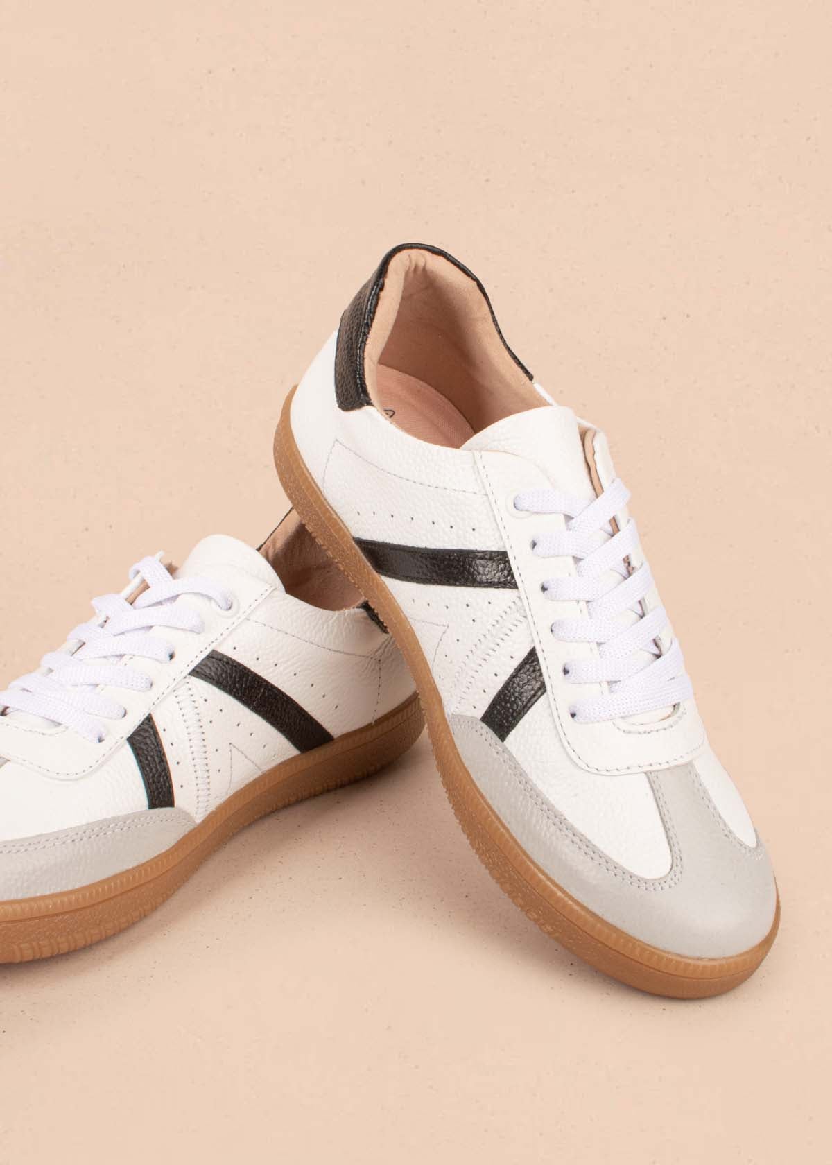 Tenis casuales en cuero color blanco detalles negros 104999