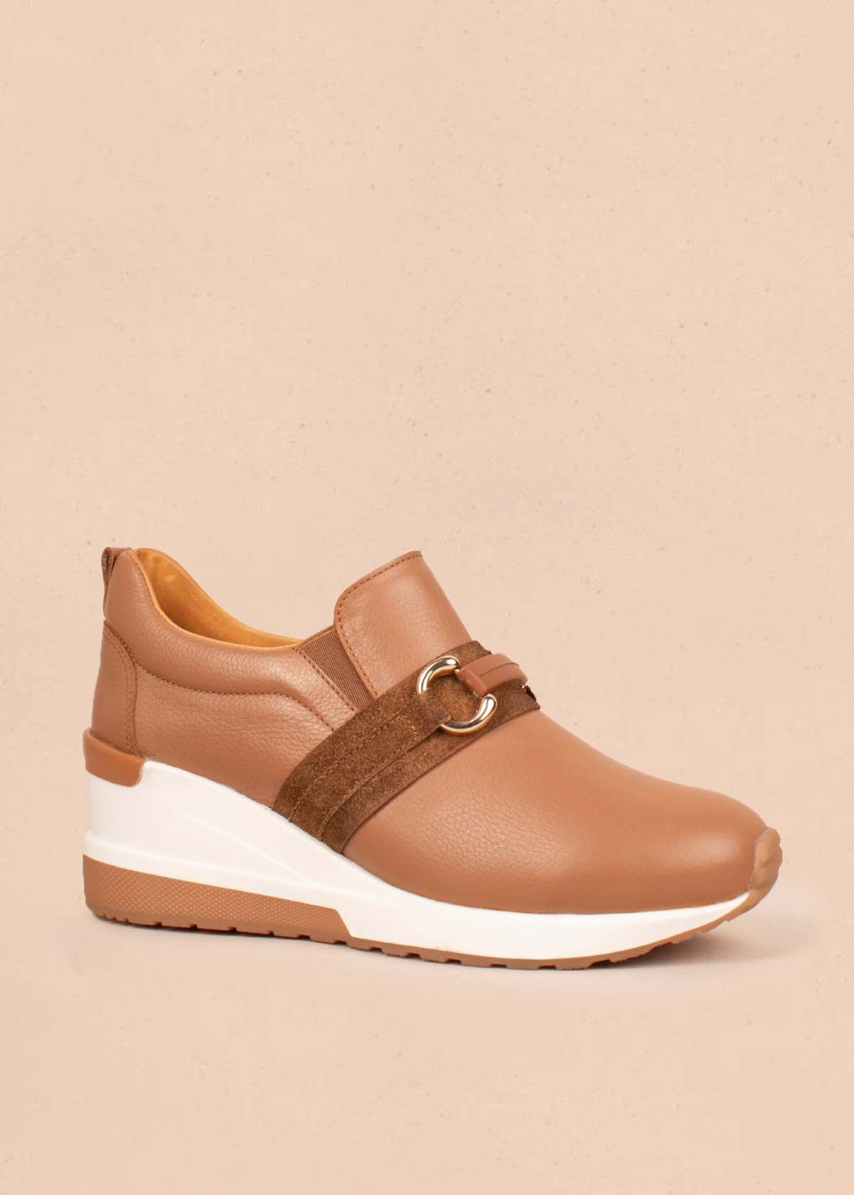 Tenis casuales en cuero color miel con correa 105001