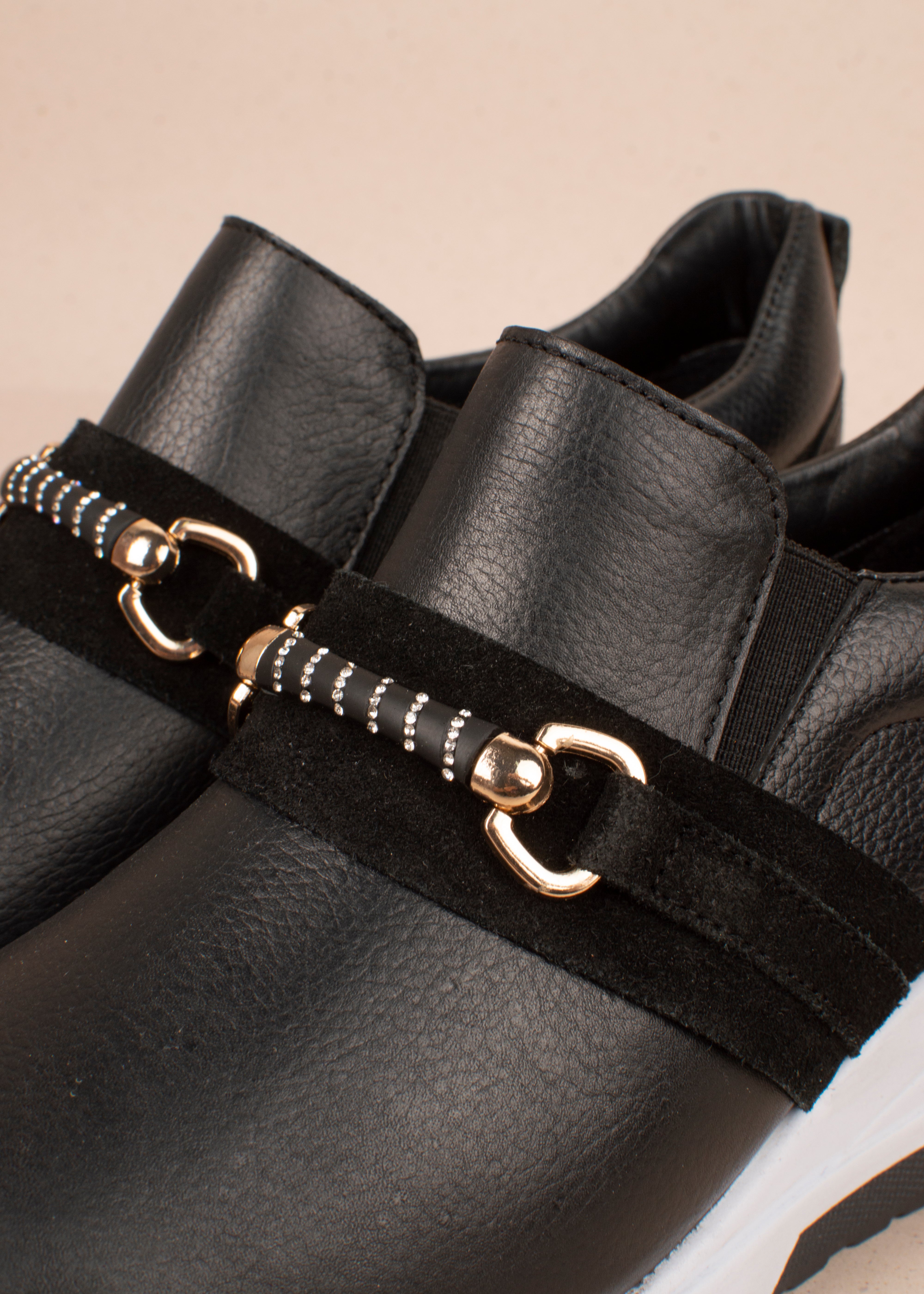 Tenis casuales en cuero color negro con correa 105001