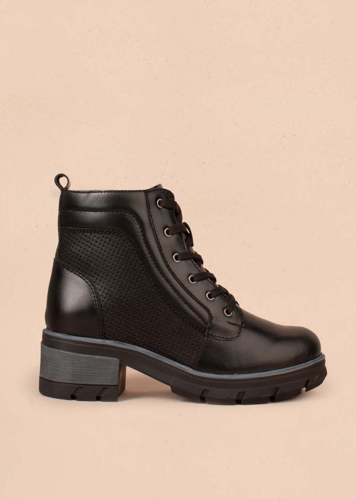 Botines Los Zapatos Son Botines En Cuero Color Negro Con Cordón Y