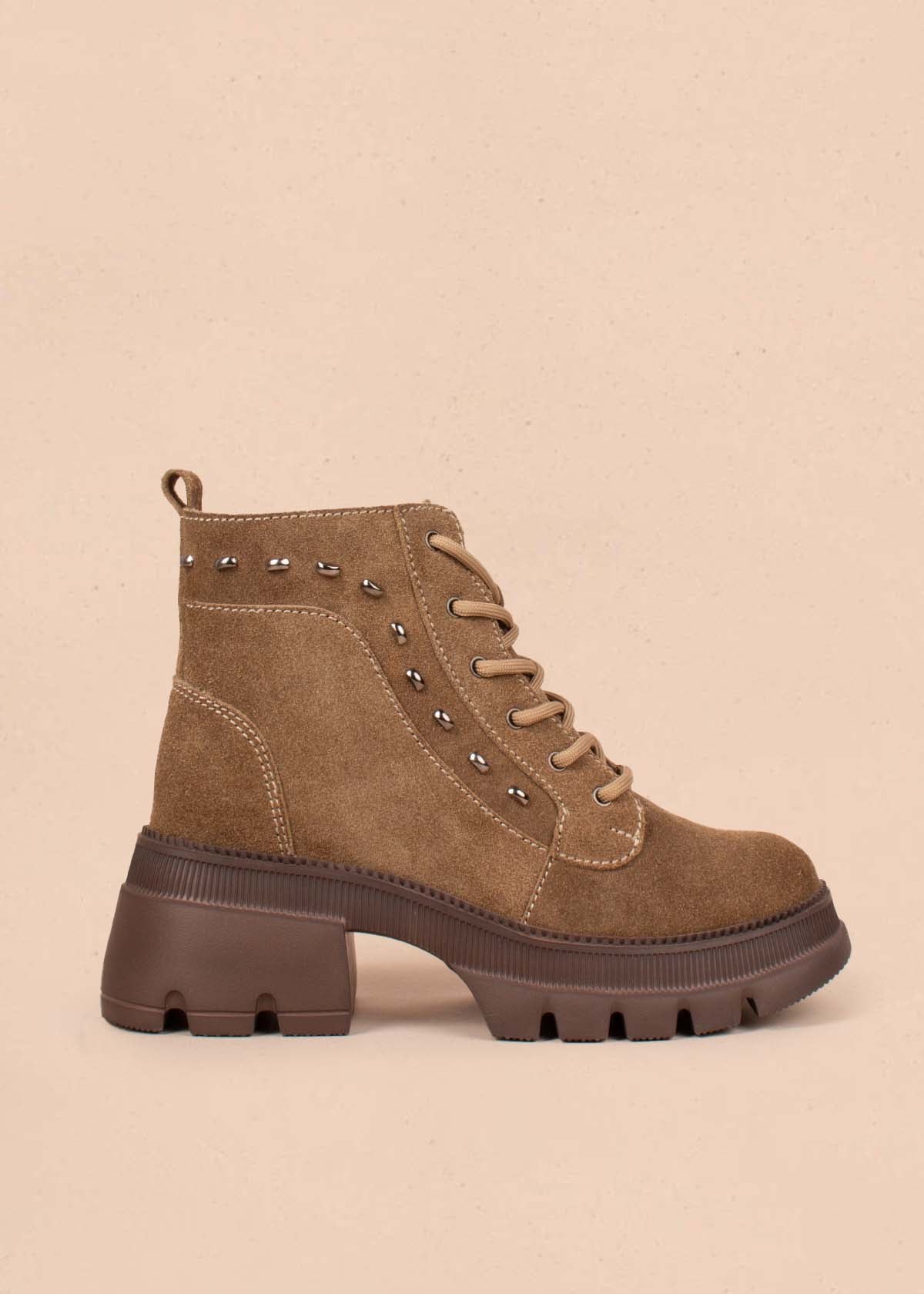 Botines en cuero color arena con taches 105003