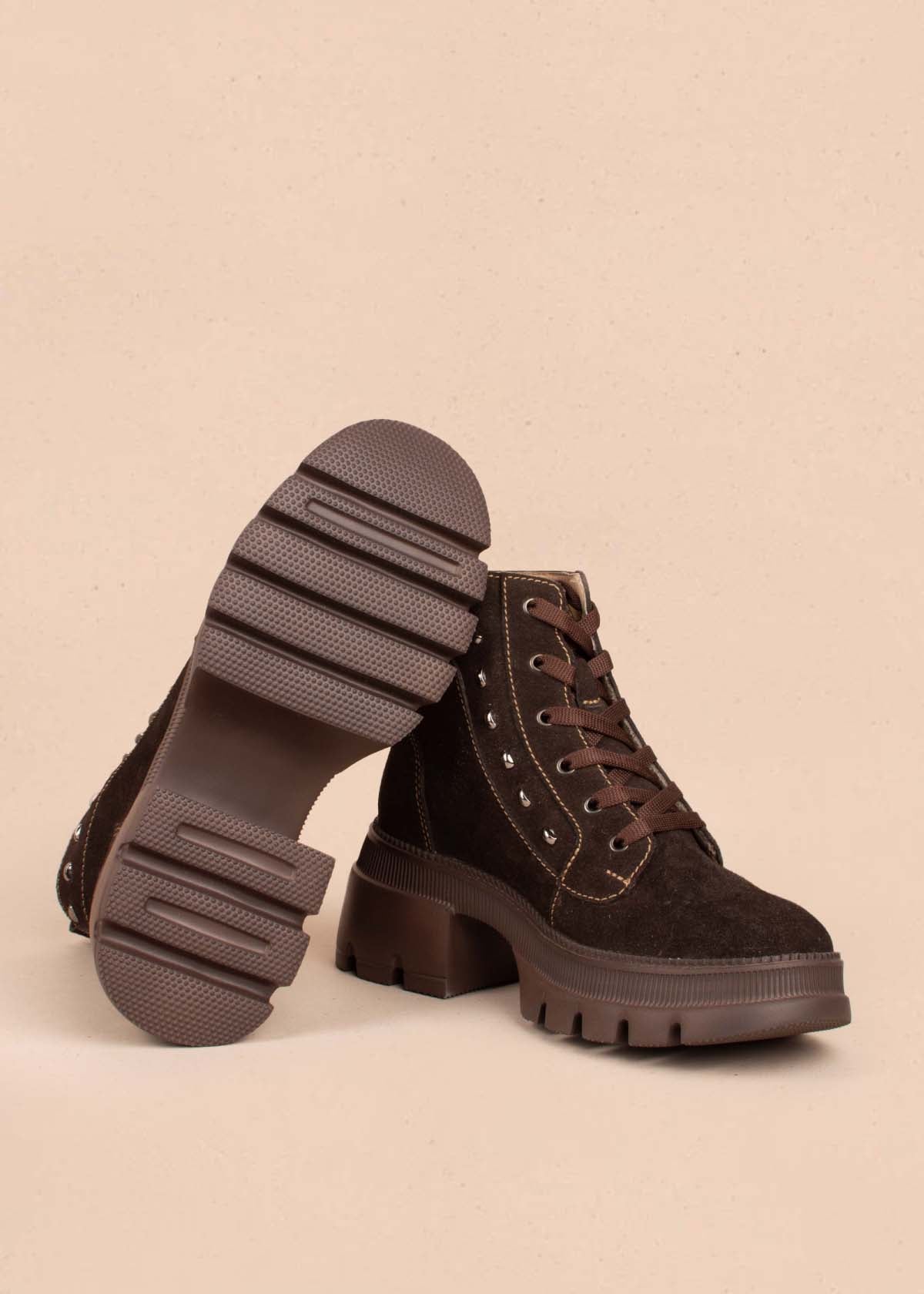 Botines en cuero color café con taches 105003