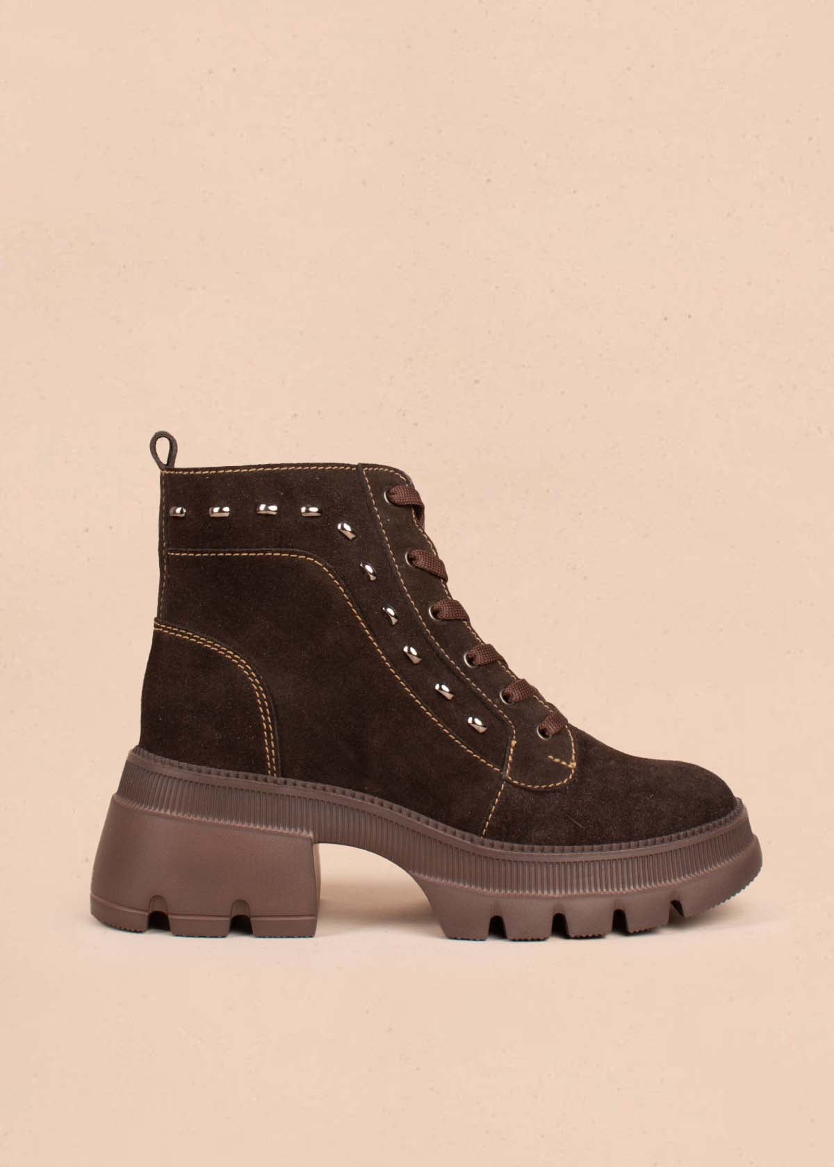 Botines en cuero color café con taches 105003