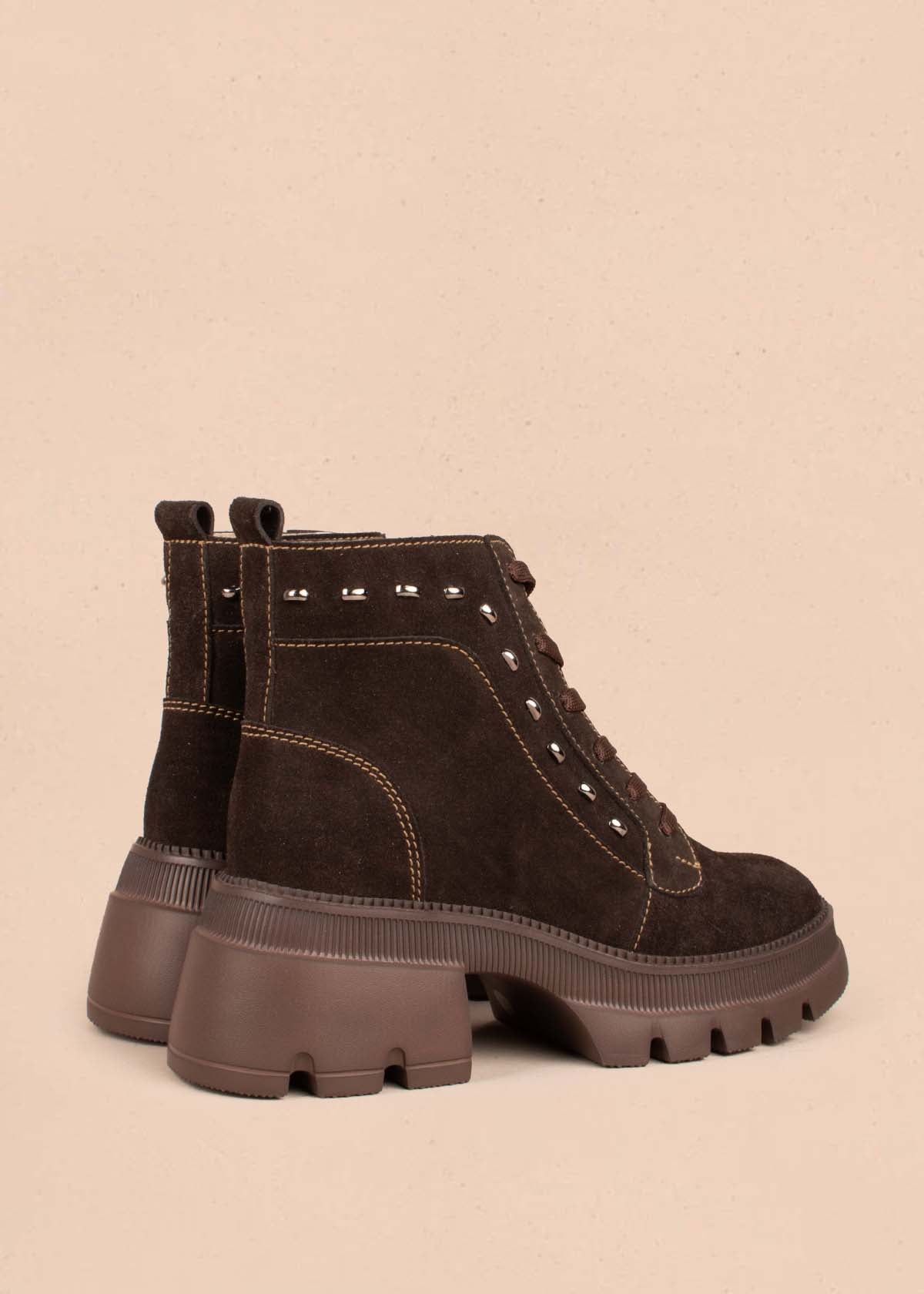 Botines en cuero color café con taches 105003