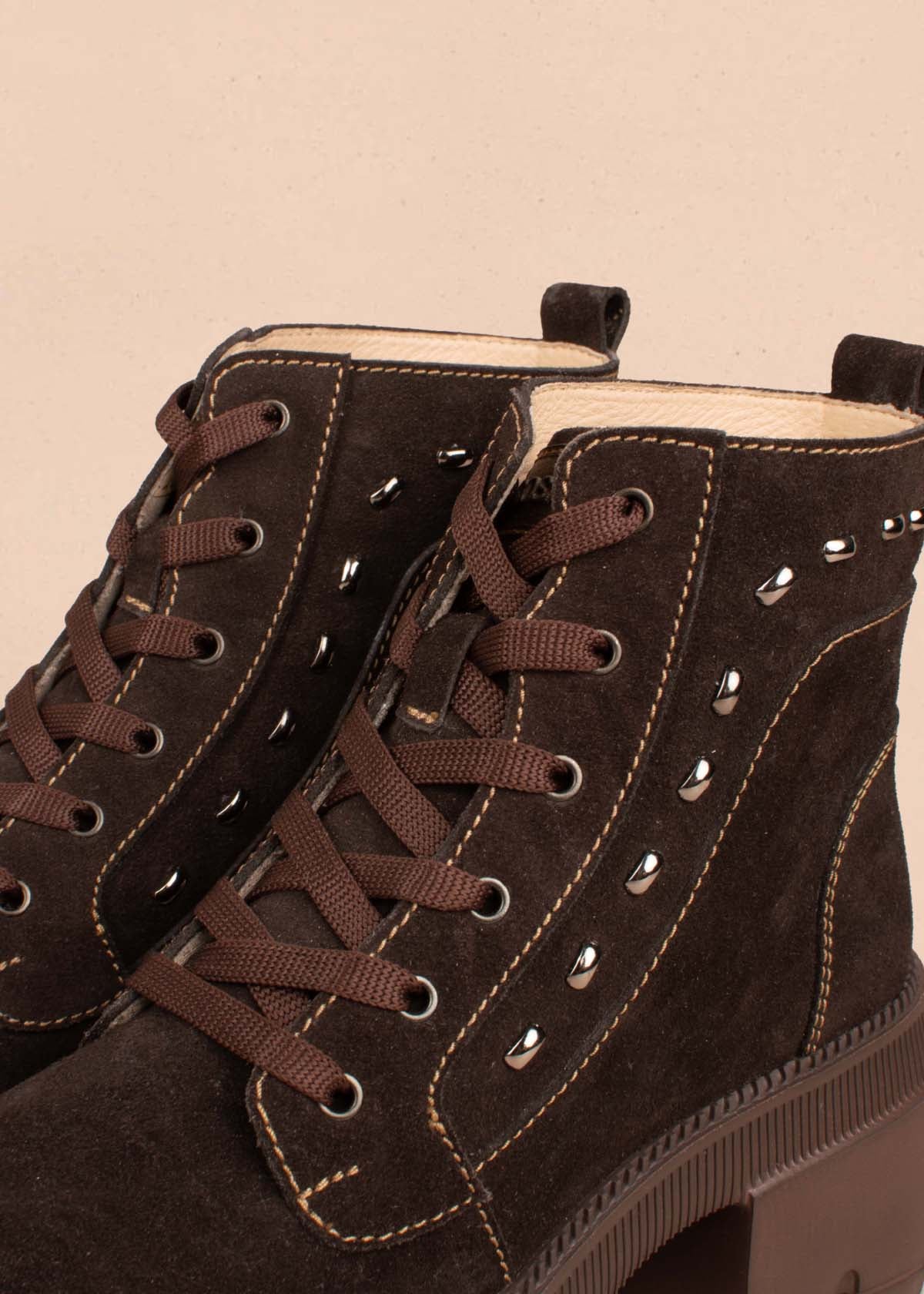 Botines en cuero color café con taches 105003