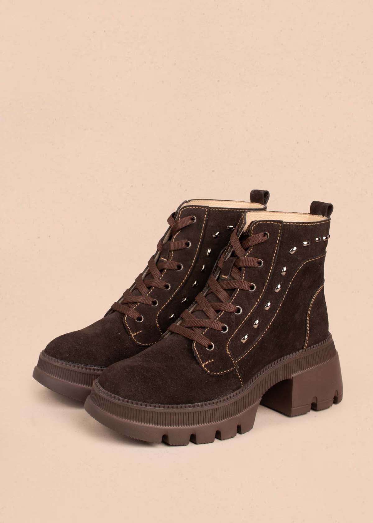 Botines en cuero color café con taches 105003