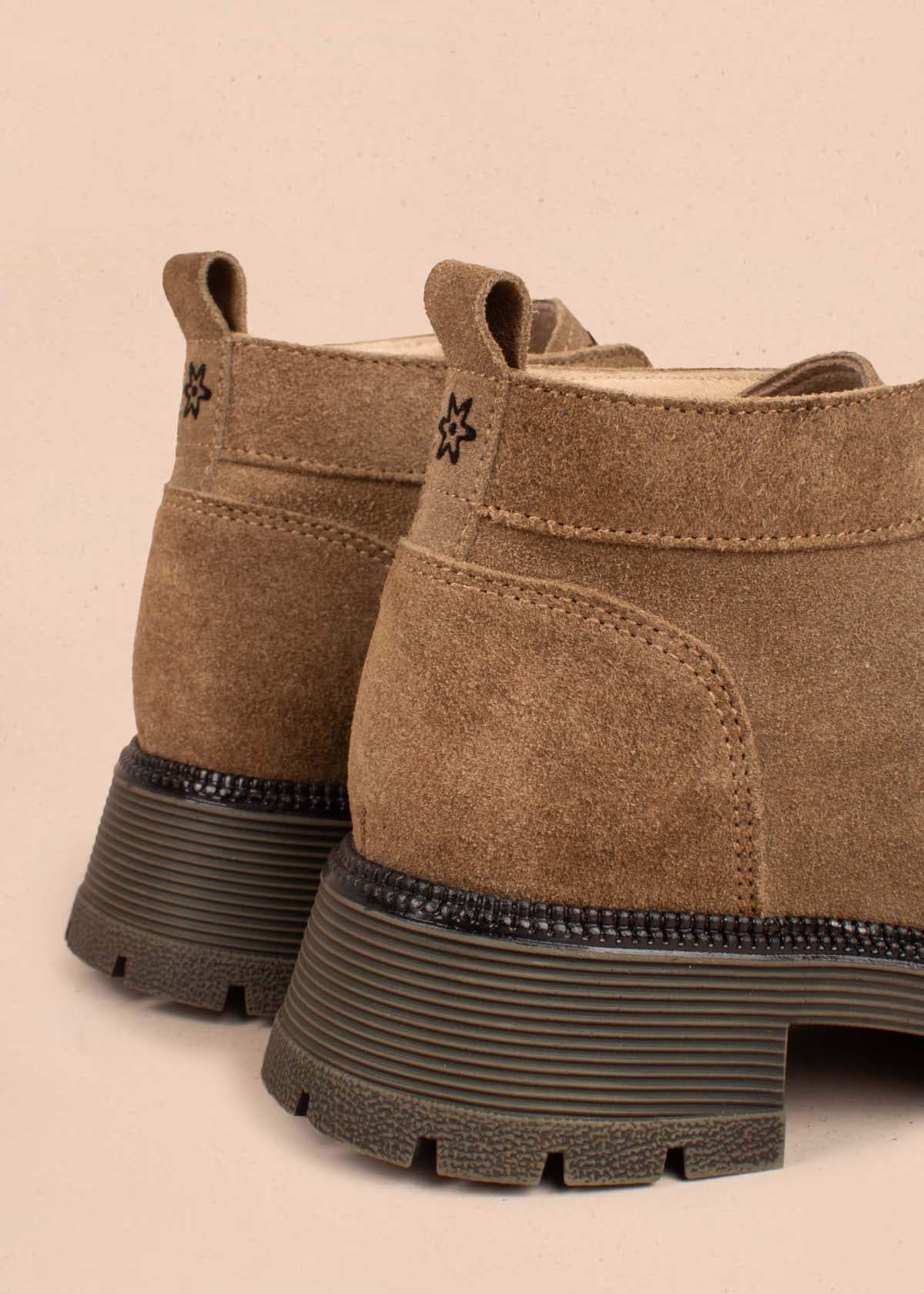 Botines en cuero color arena 105004