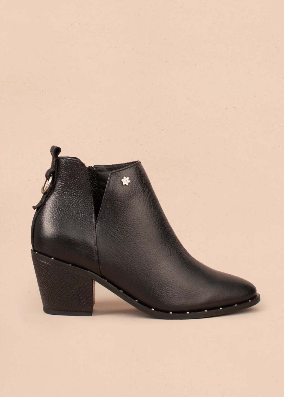 Botines en cuero color negro con 105007