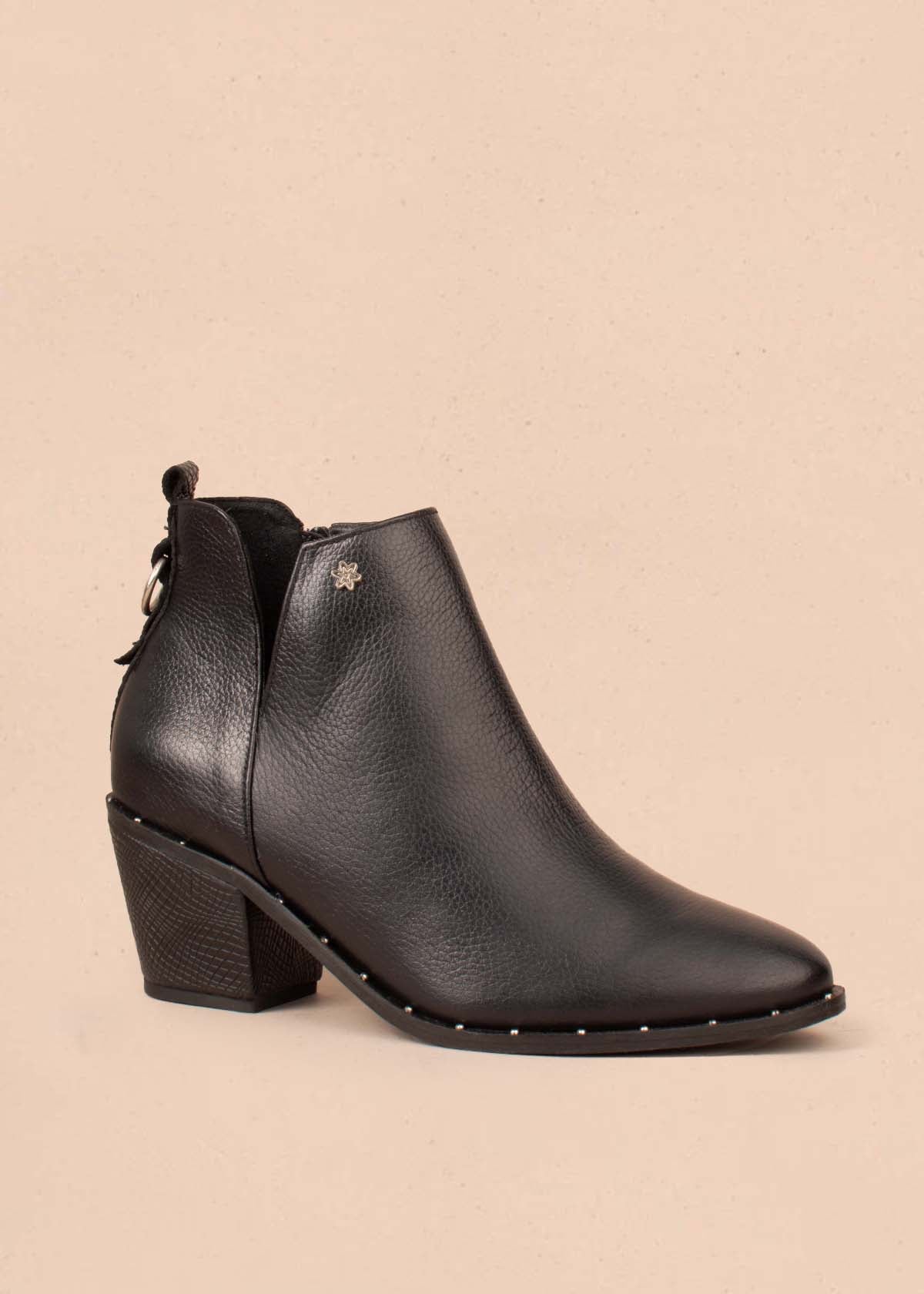 Botines en cuero color negro con 105007