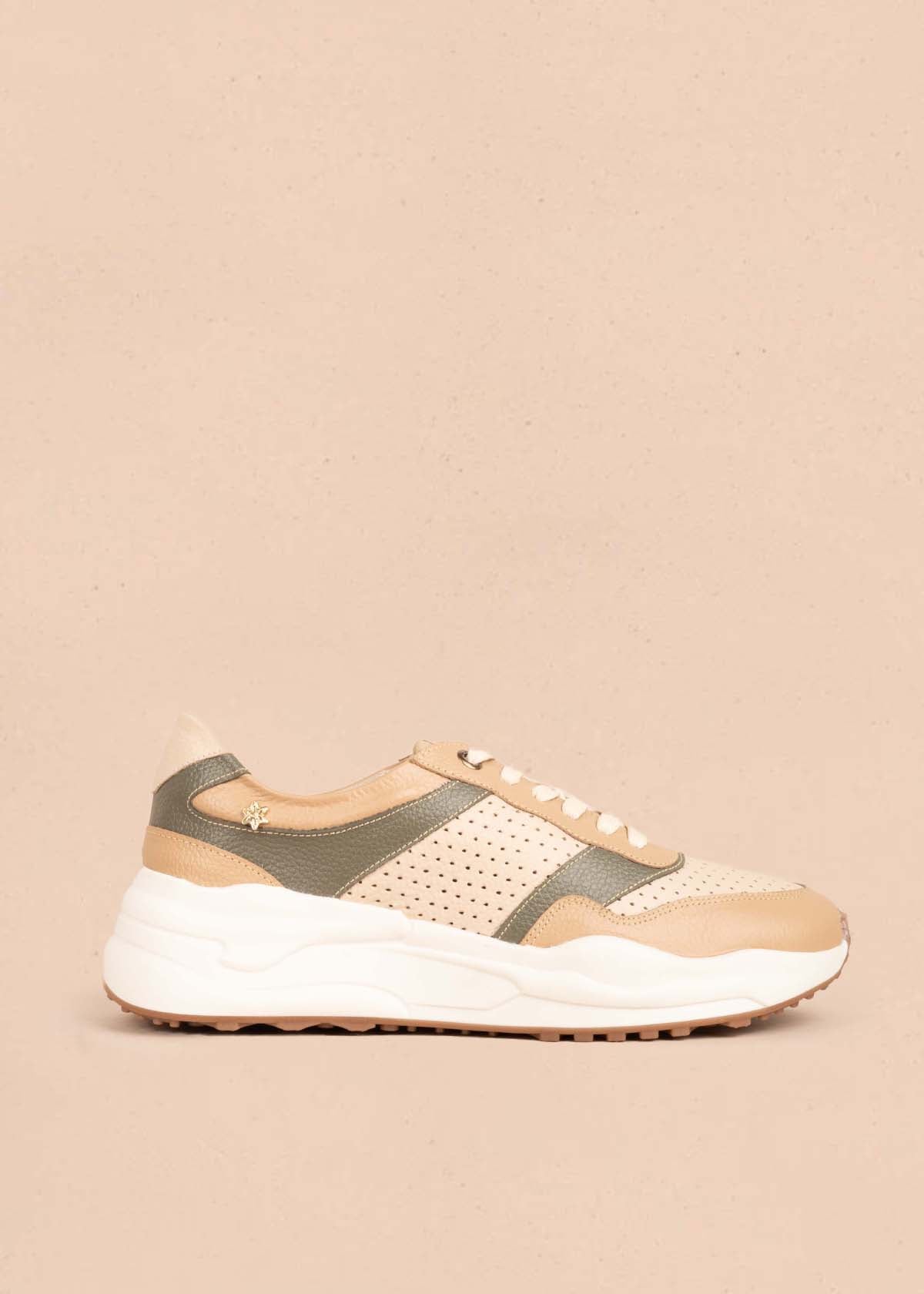 Tenis casuales en cuero color arena con perforaciones 105017