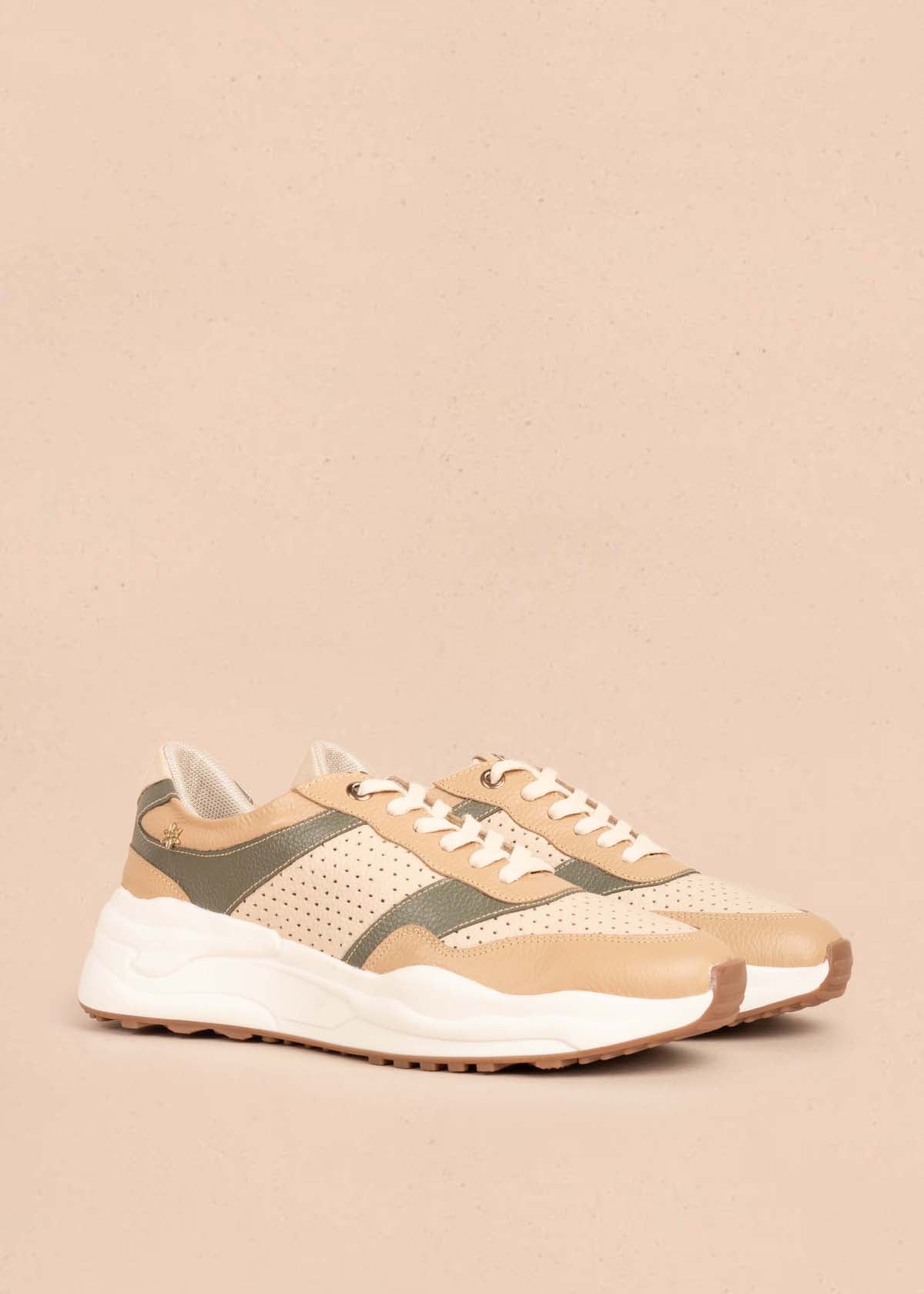 Tenis casuales en cuero color arena con perforaciones 105017