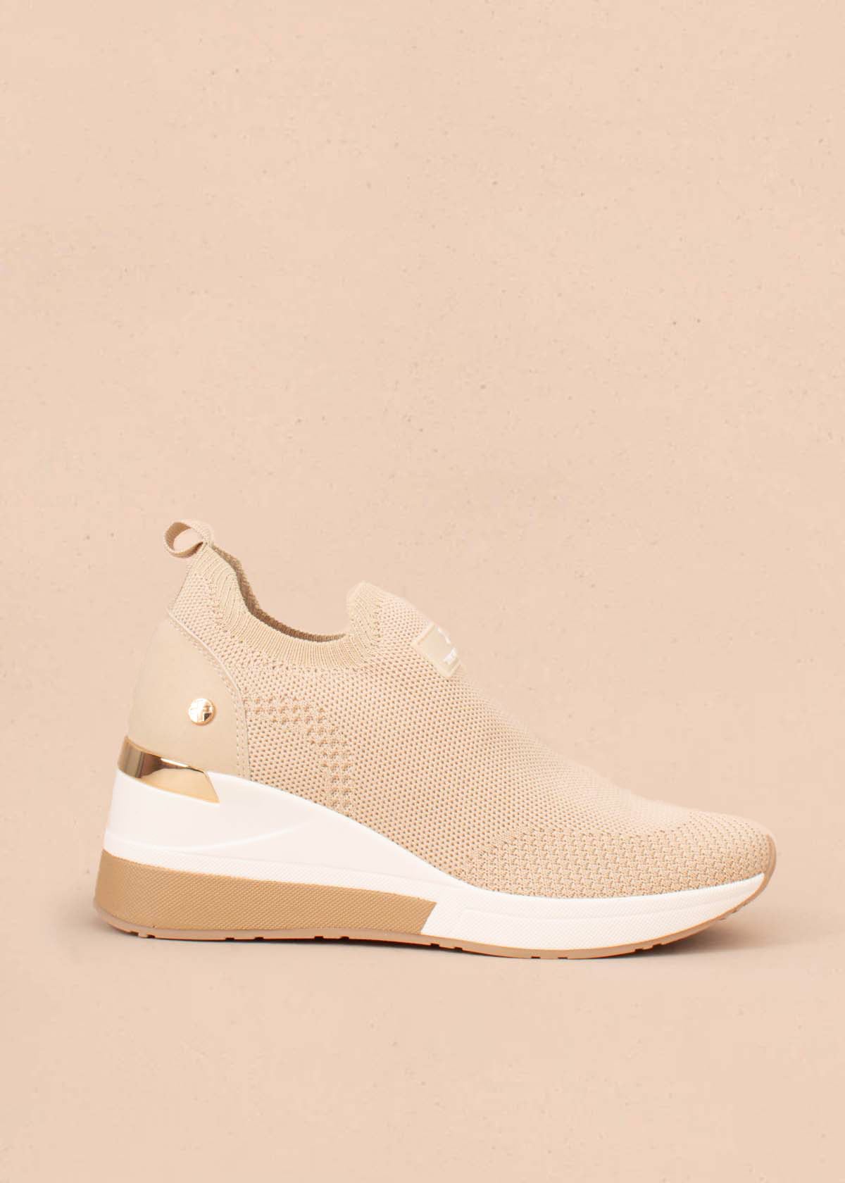 Tenis deportivos color beige con malla tejida 105034