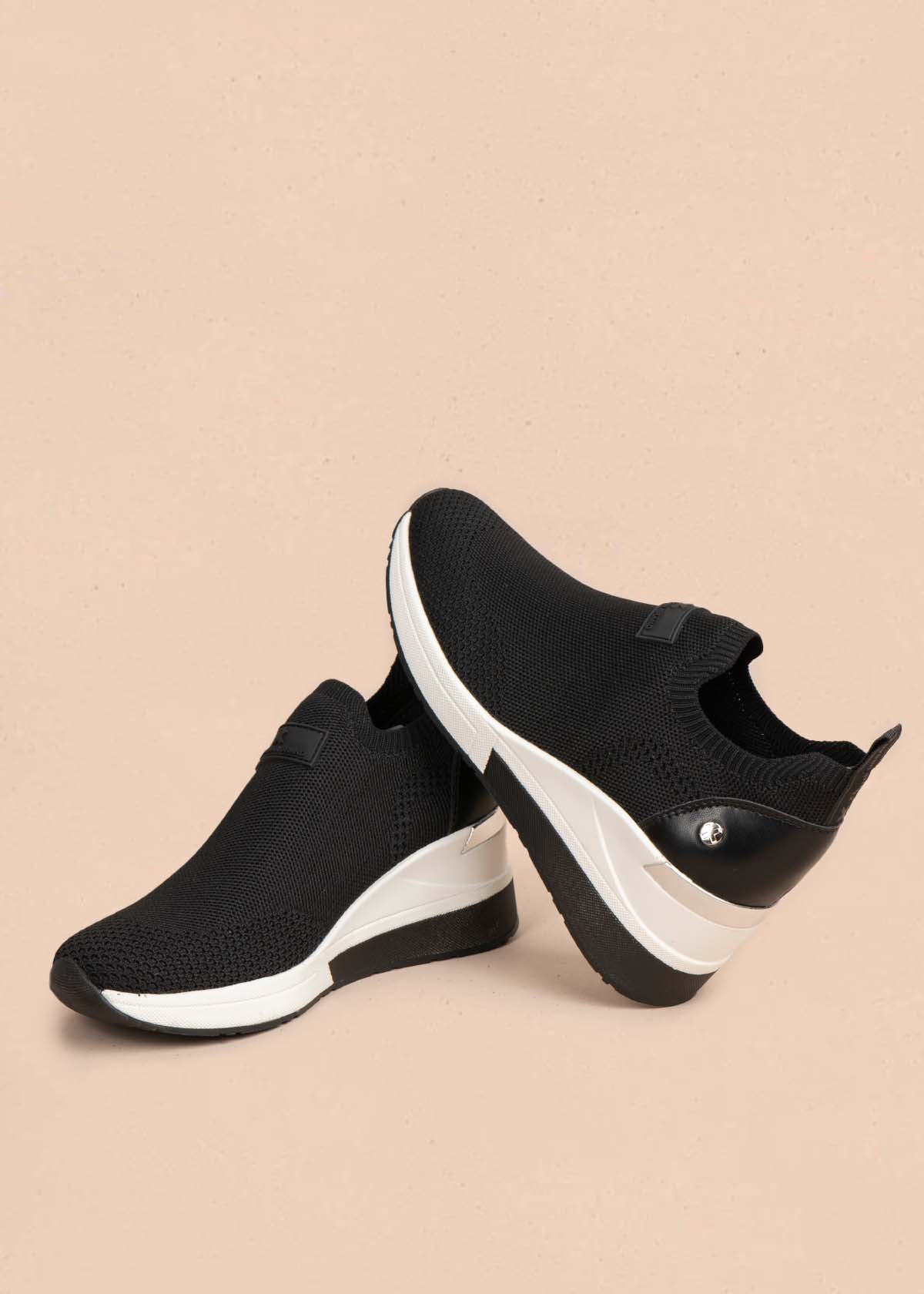 Tenis deportivos color negro con malla tejida 105034