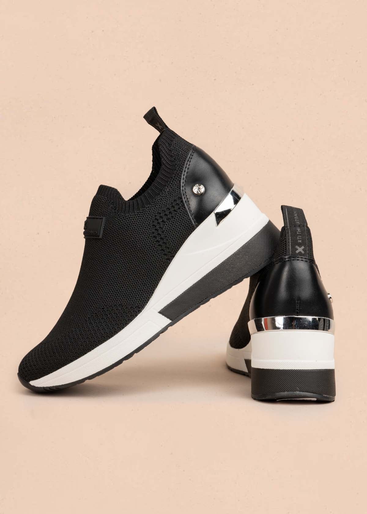 Tenis deportivos color negro con malla tejida 105034