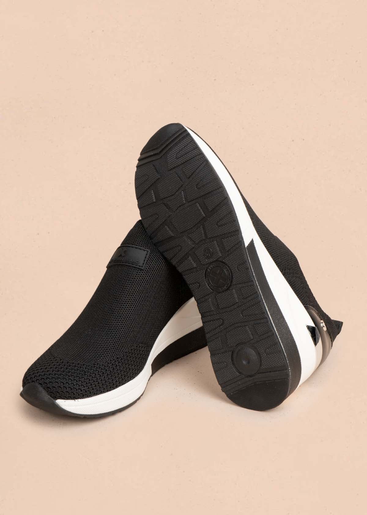 Tenis deportivos color negro con malla tejida 105034