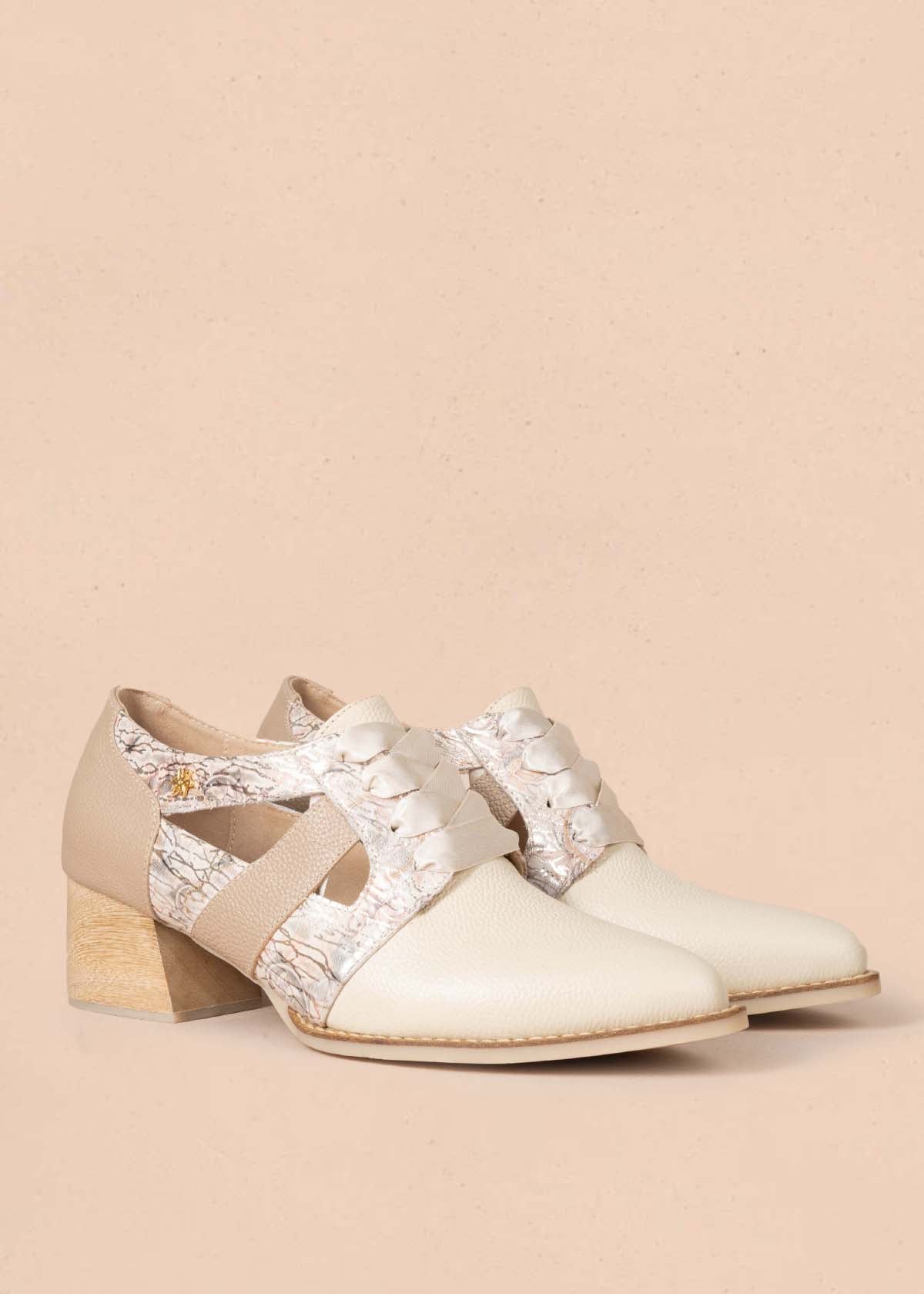 Zapatos con atadura en cuero color beige con folia y cinta 105090