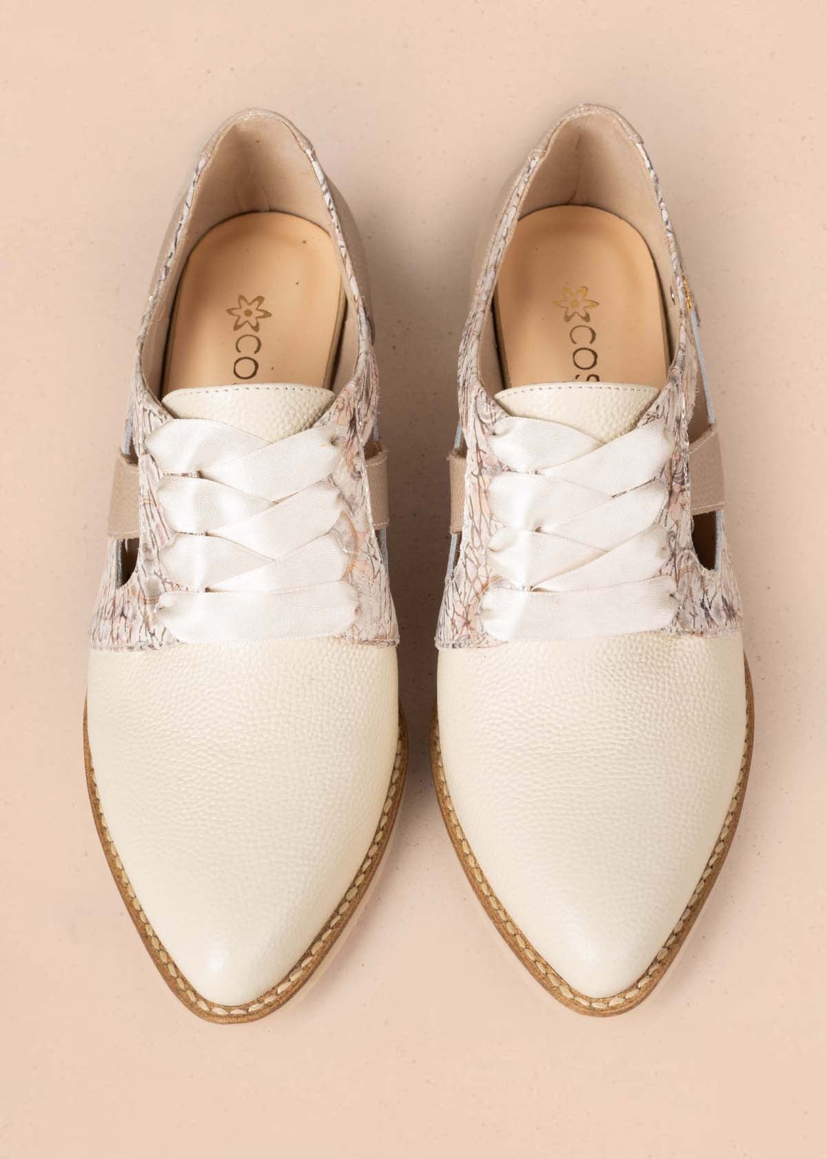 Zapatos con atadura en cuero color beige con folia y cinta 105090
