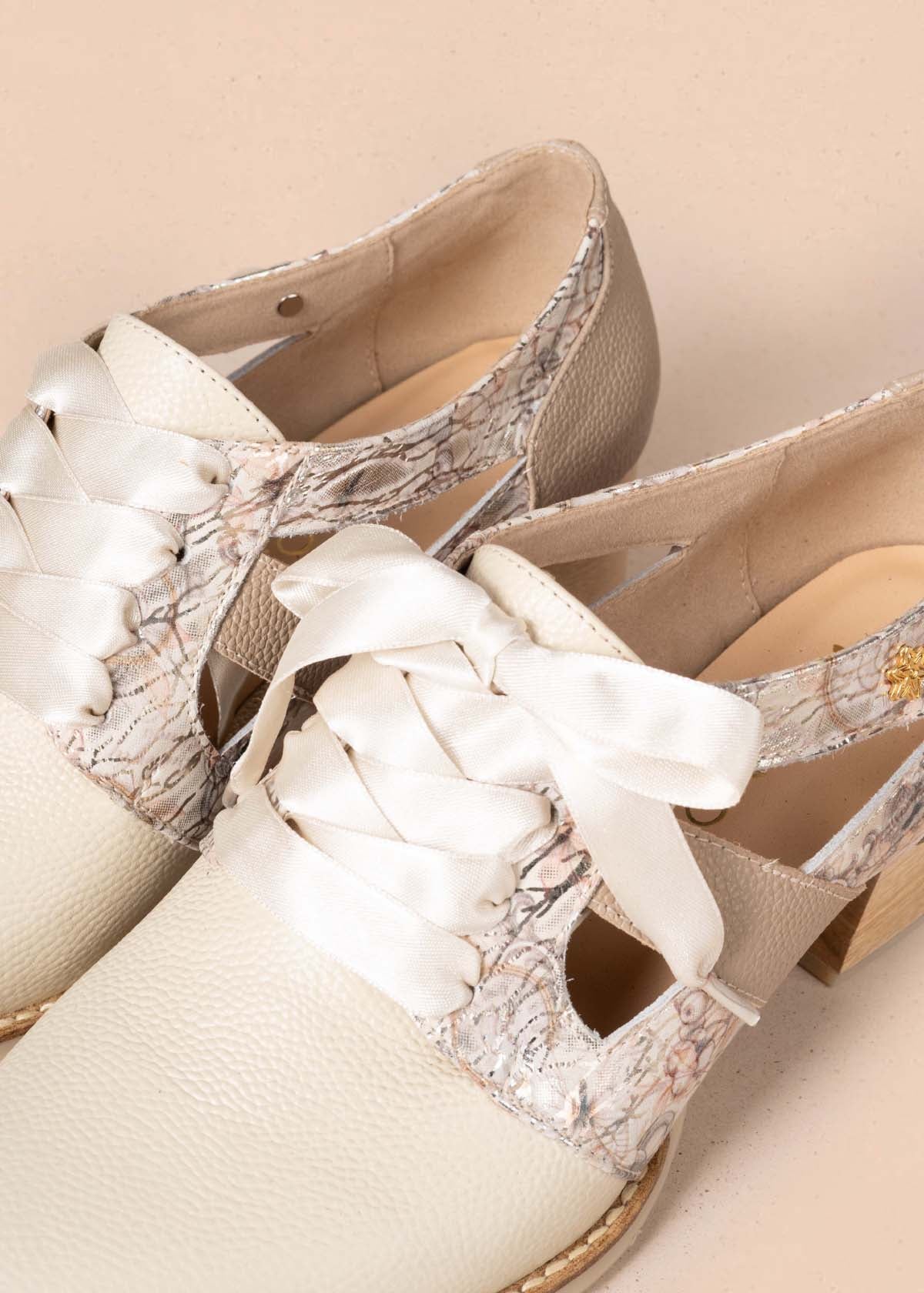 Zapatos con atadura en cuero color beige con folia y cinta 105090