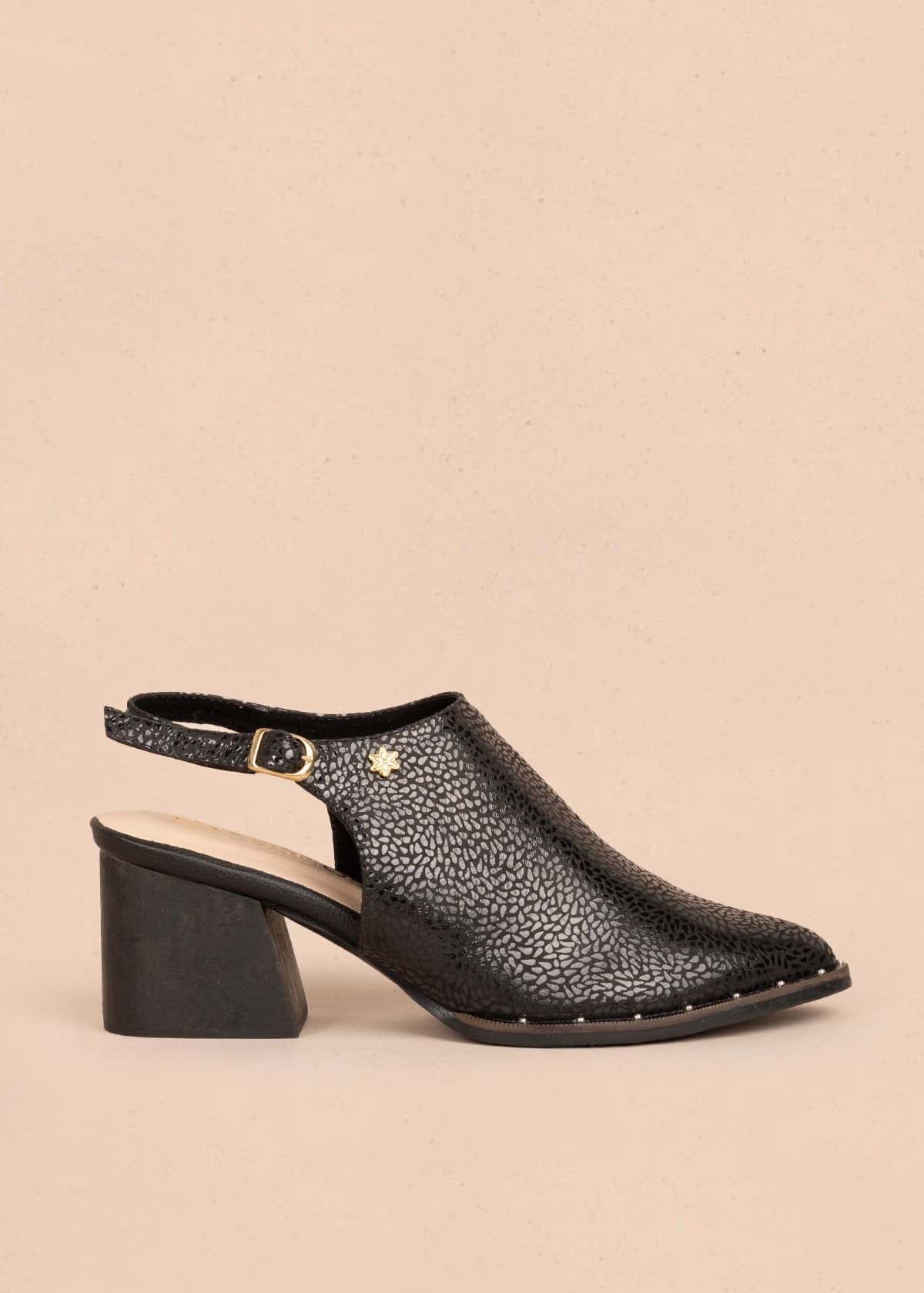 Botines en cuero color negro con correa 105093