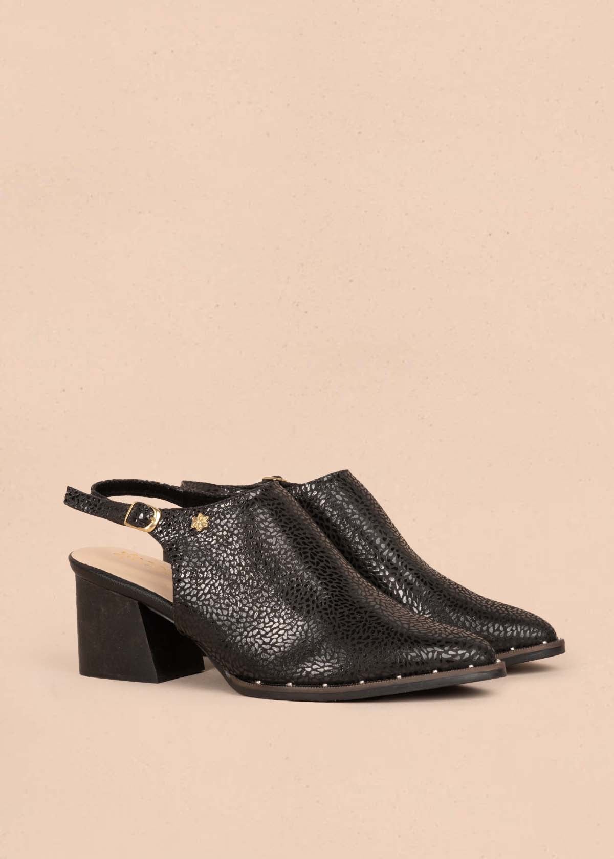Botines en cuero color negro con correa 105093