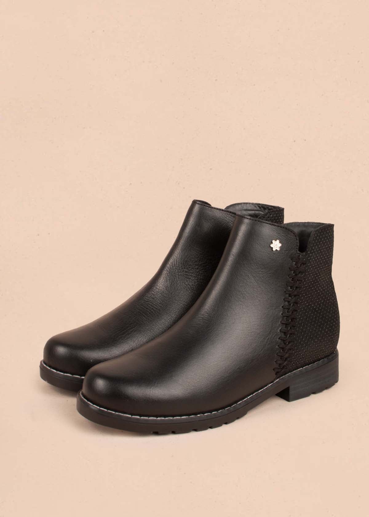 Botines en cuero color negro con perforaciones en talón 105099