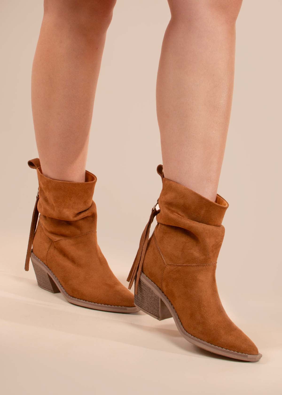 Botas color miel con flecos 105100