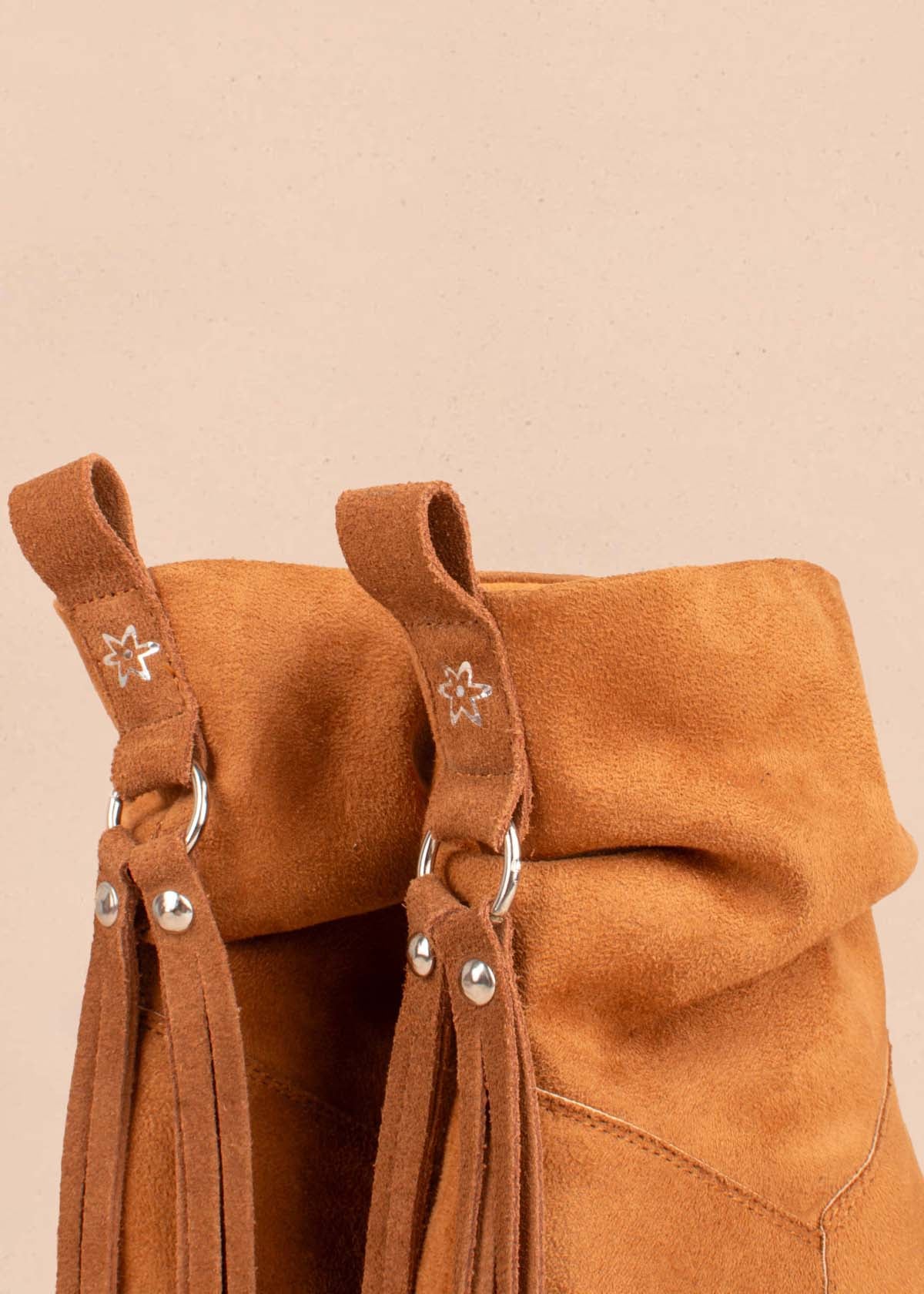 Botas color miel con flecos 105100