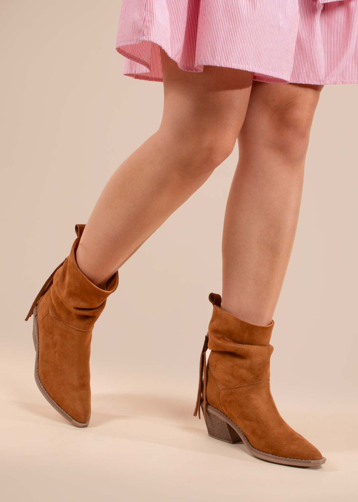 Botas color miel con flecos 105100