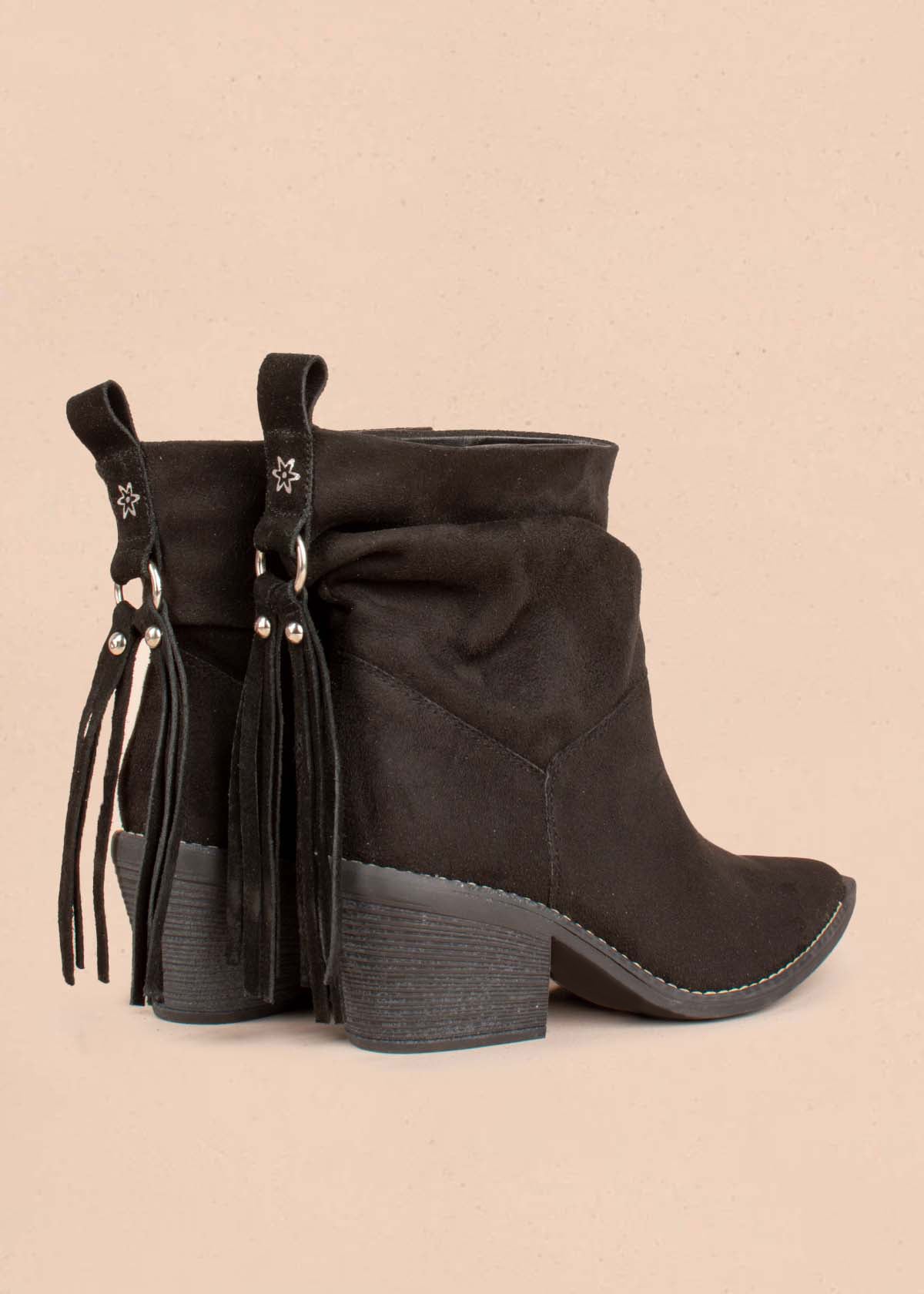 Botas color negro con flecos 105100