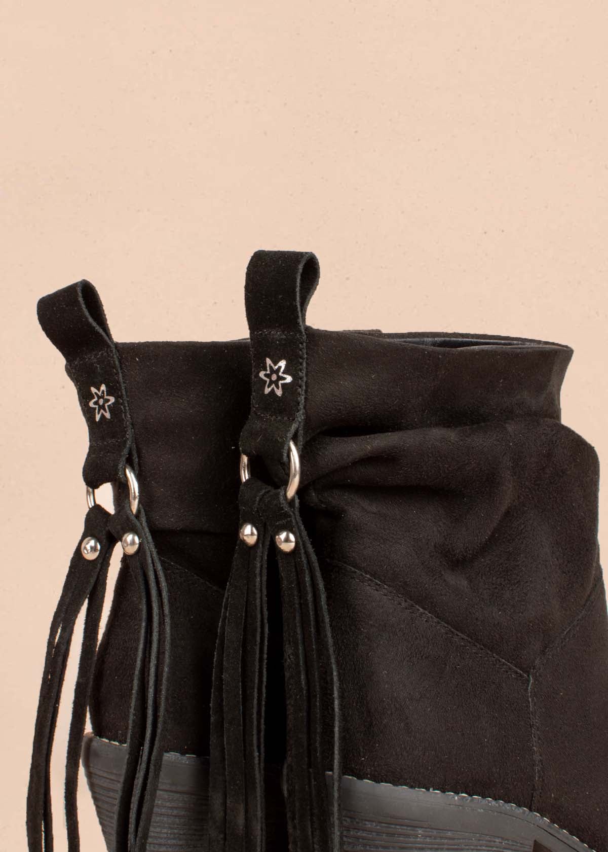 Botas color negro con flecos 105100