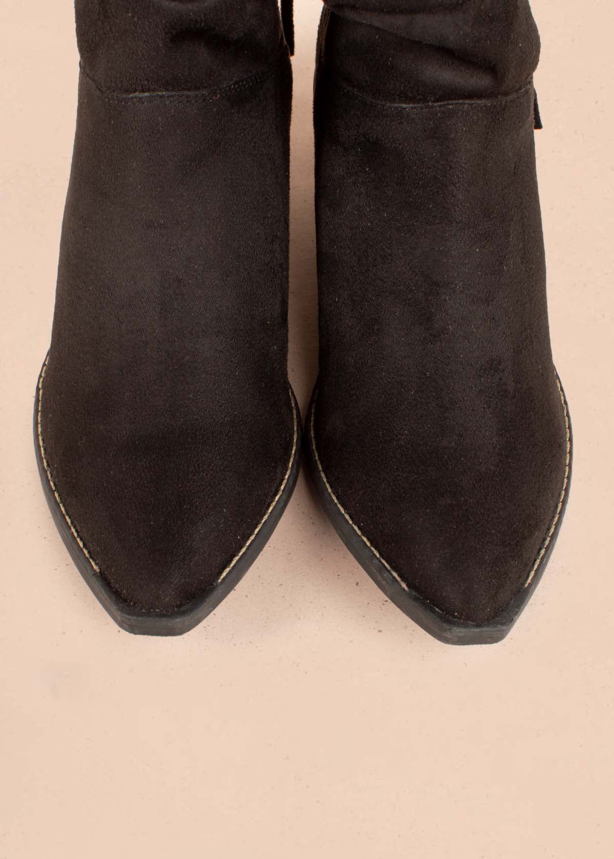 Botas color negro con flecos 105100
