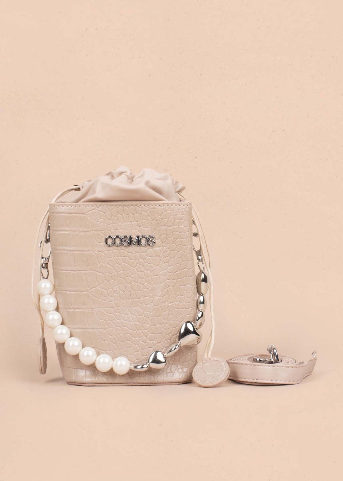 Bolso tipo bandolera color taupe con cadena de perlas y corazones 105151