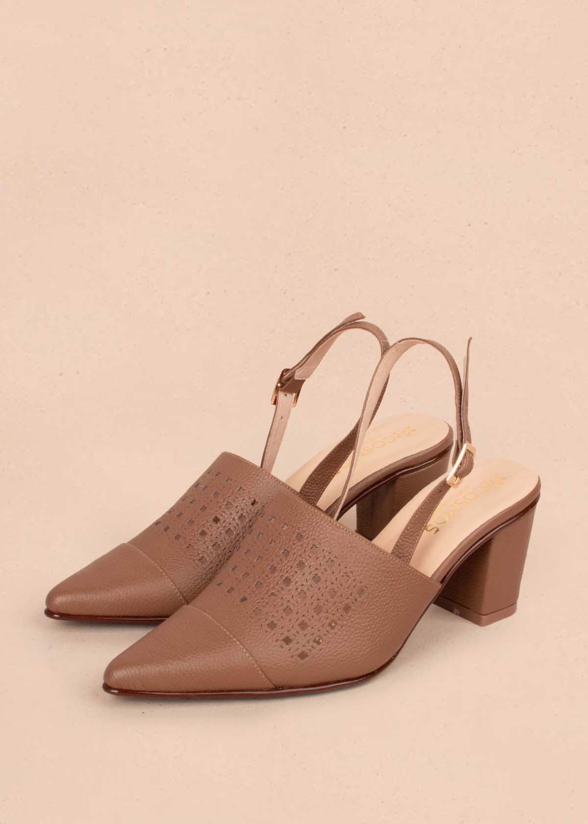 Tacones trabillas en cuero color café con perforaciones en cuadro 105159